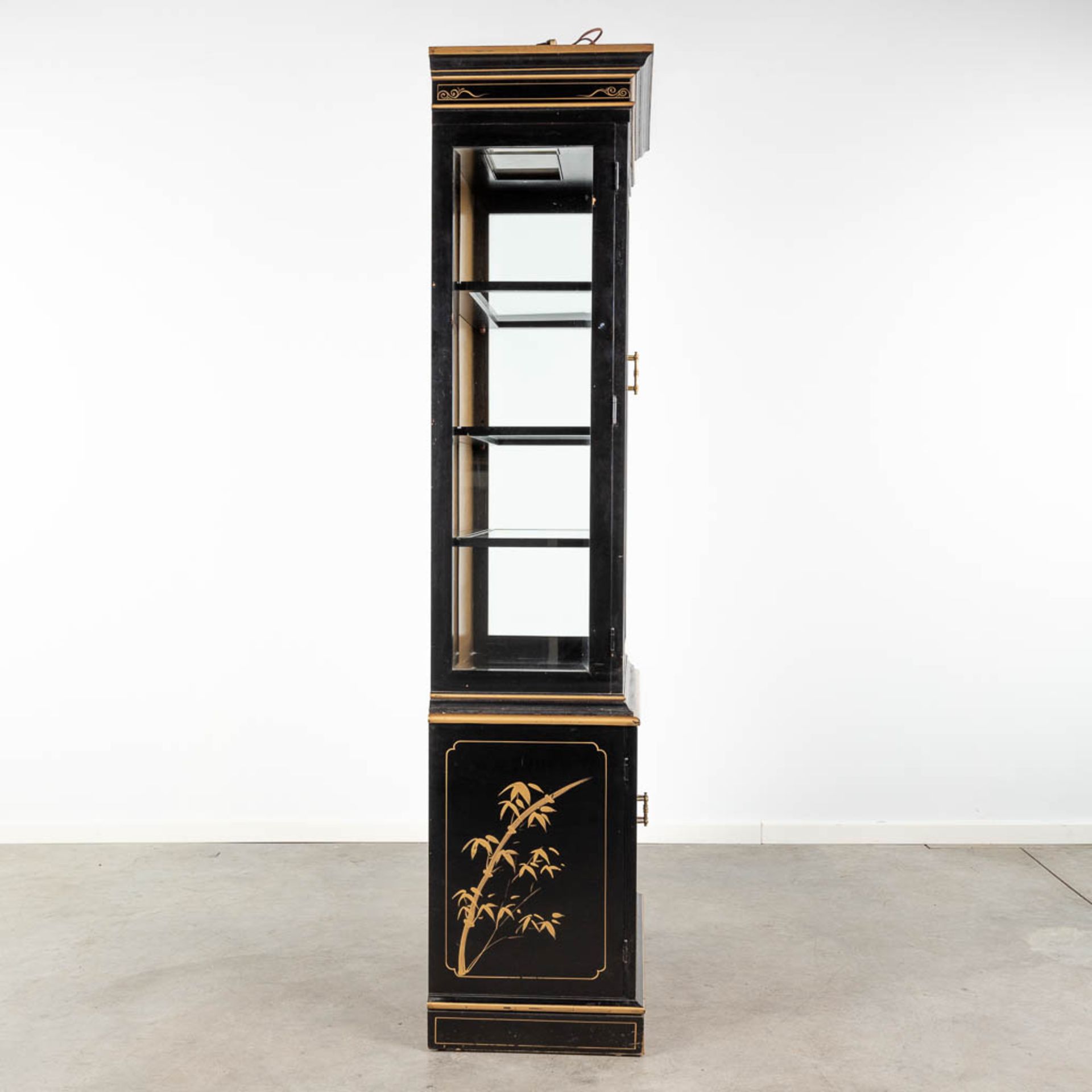 A display cabinet decorated with Oriental decors and birds. 20th C. (L:44 x W:84 x H:203 cm) - Bild 5 aus 10