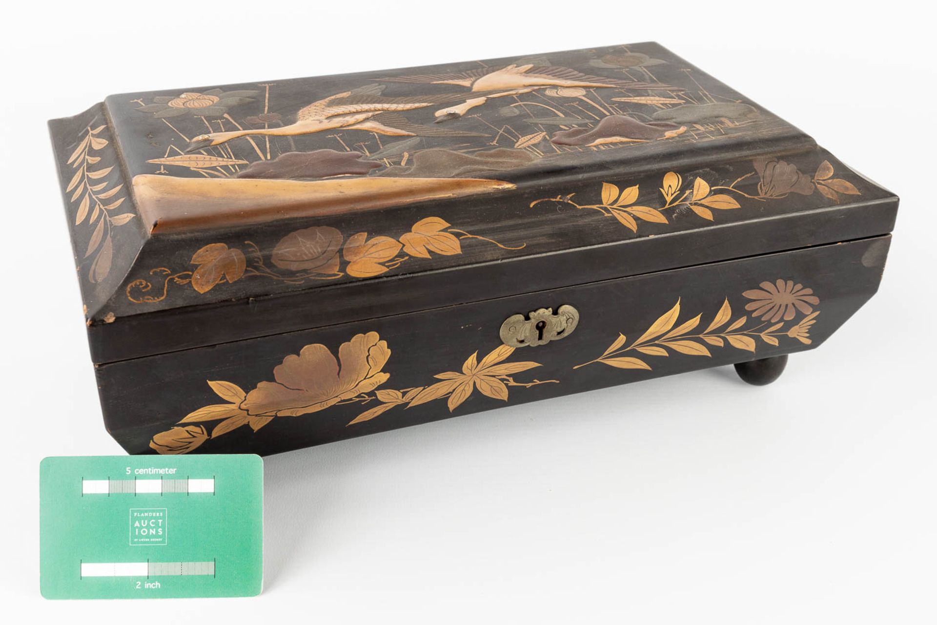 A game box with decor of fauna and flora, filled with Chinese mother of pearl inlay. (L:20 x W:35 x - Bild 2 aus 16