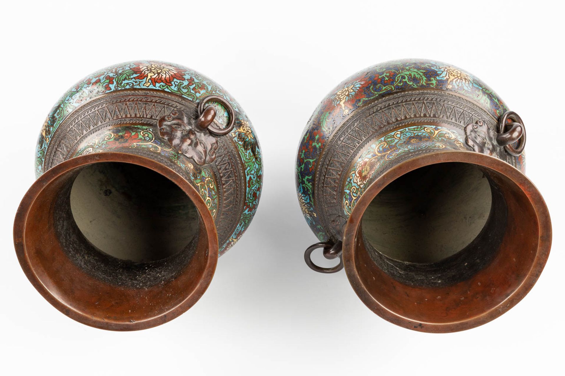 A pair of Oriental vases made of bronze with champslevŽ decor. (H:46 x D:30 cm) - Bild 8 aus 13