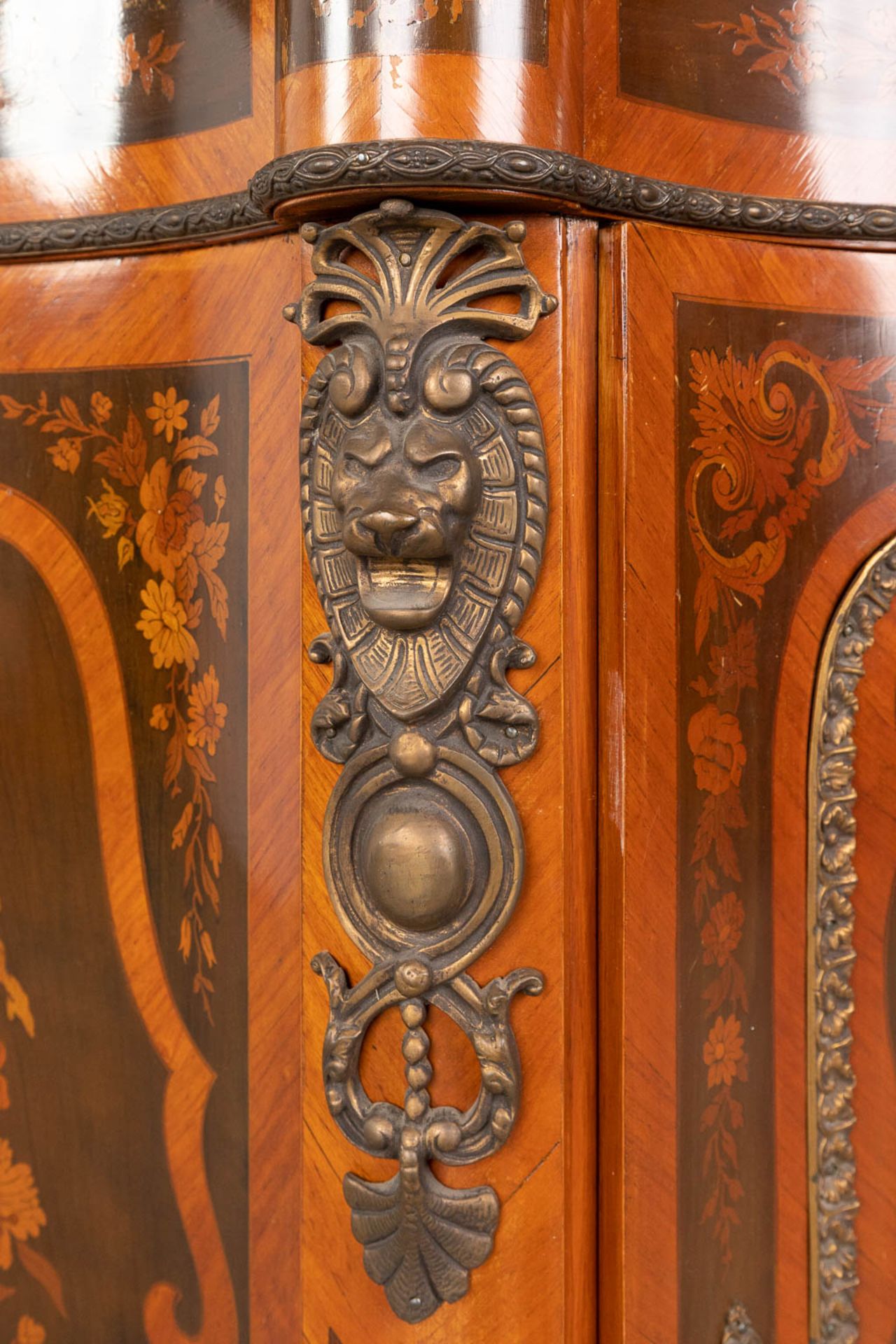 A one door commode, decorated with marquetry inlay and mounted with bronze. 20th century. (L:47 x W - Bild 9 aus 18