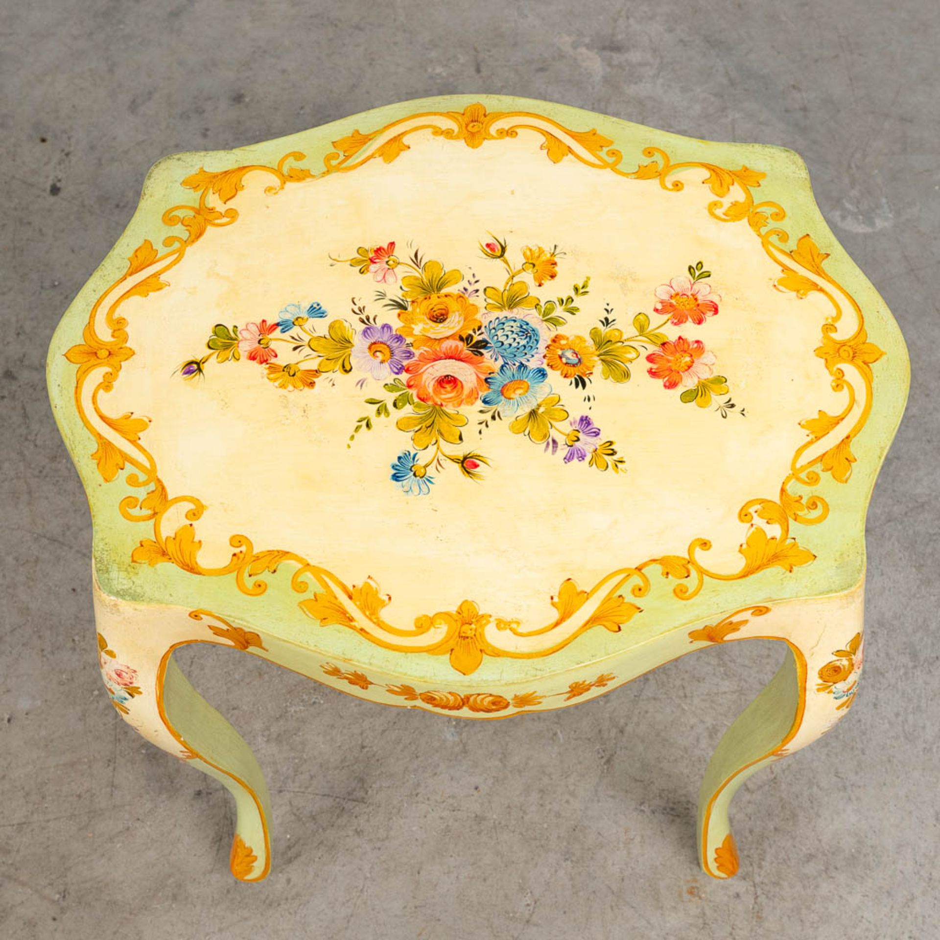 A pair of side tables with removable serving tray, decorated with hand-painted flowers. Italy, circa - Image 6 of 11