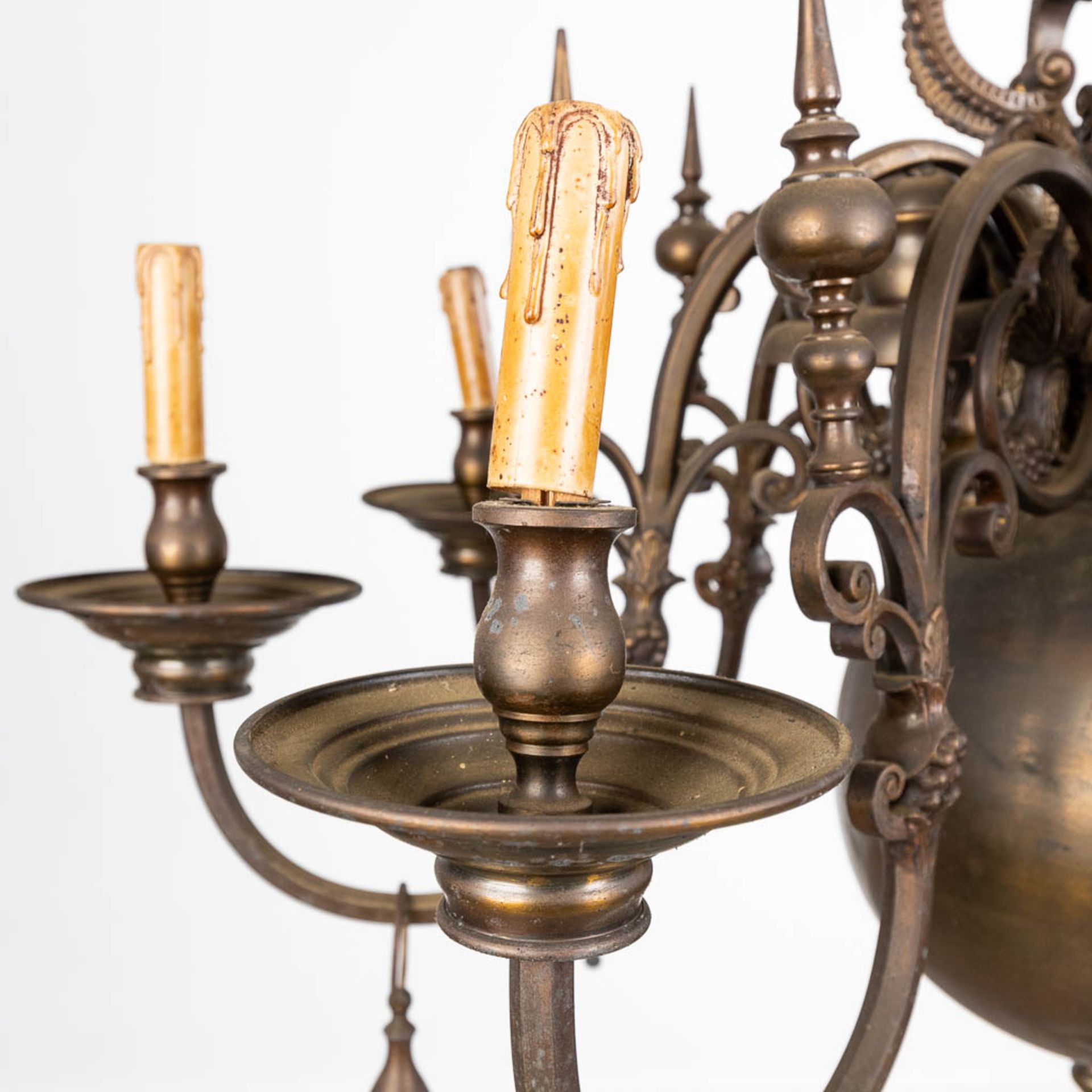 A large Flemish chandelier made of bronze, decorated with a figurine riding a mythological creature. - Bild 9 aus 11