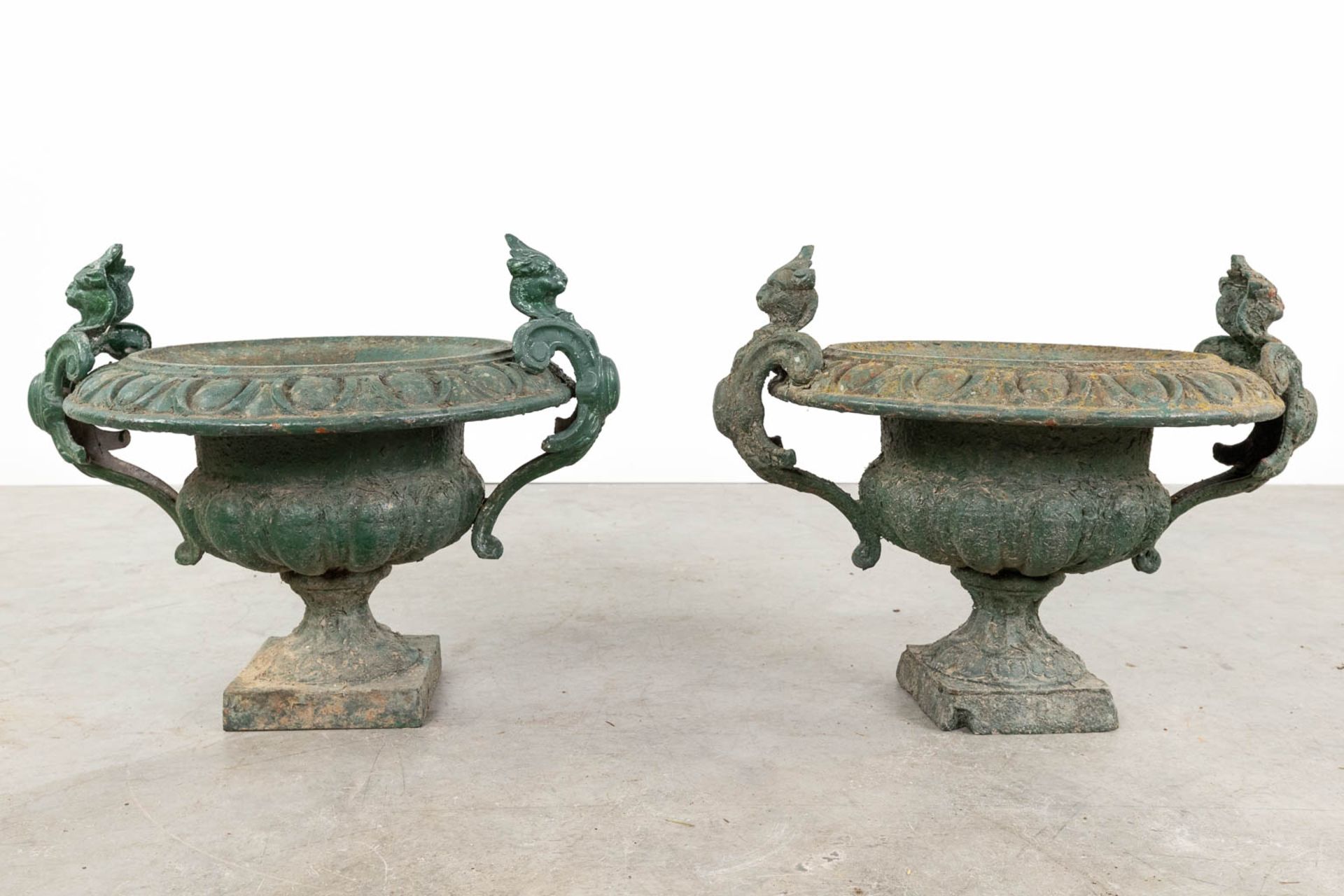 A collection of 3 garden vases, made of cast iron. (L:33 x W:68 x H:34 cm) - Image 3 of 15