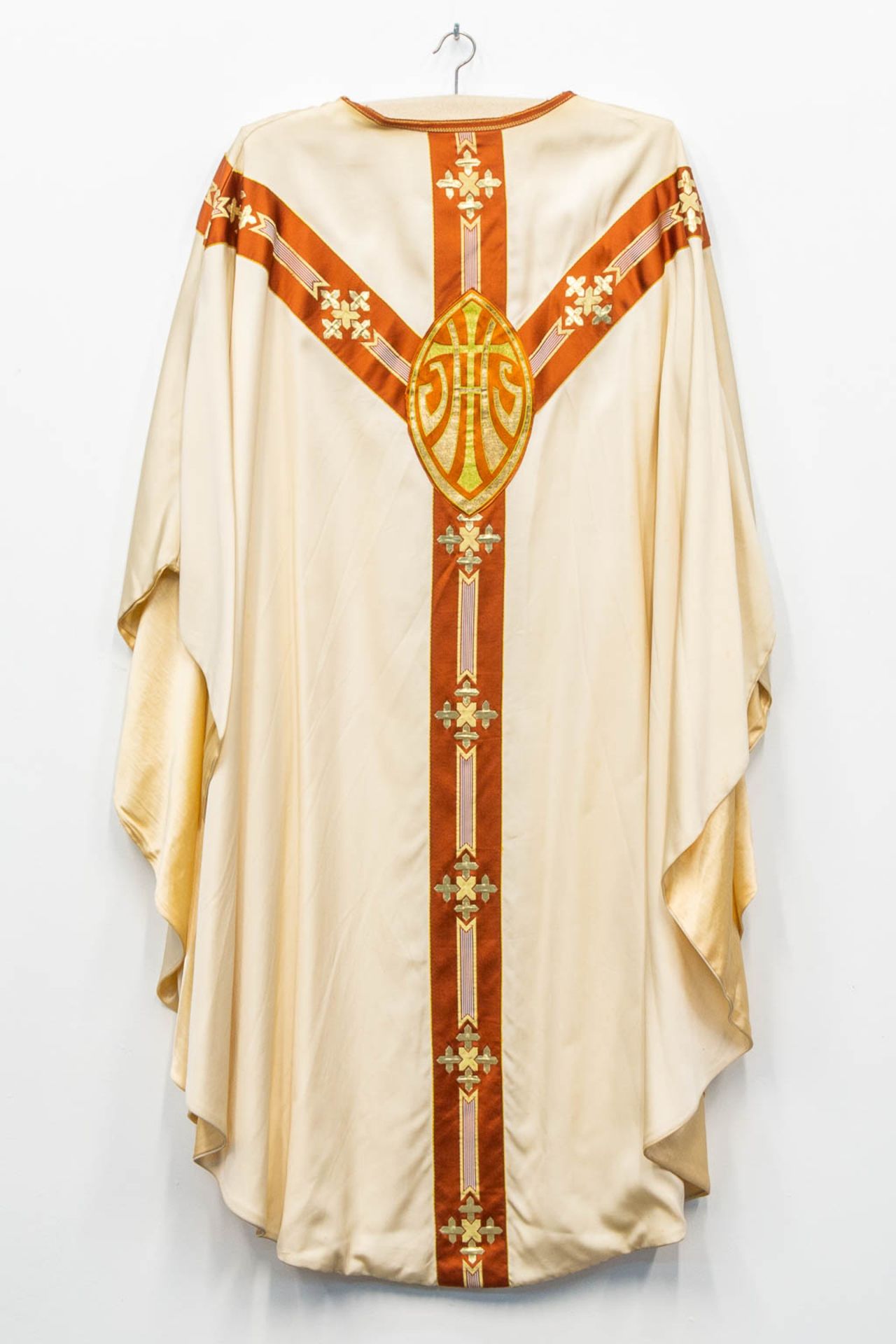 A collection of 4 vintage chasubles, 20th C. - Bild 6 aus 12