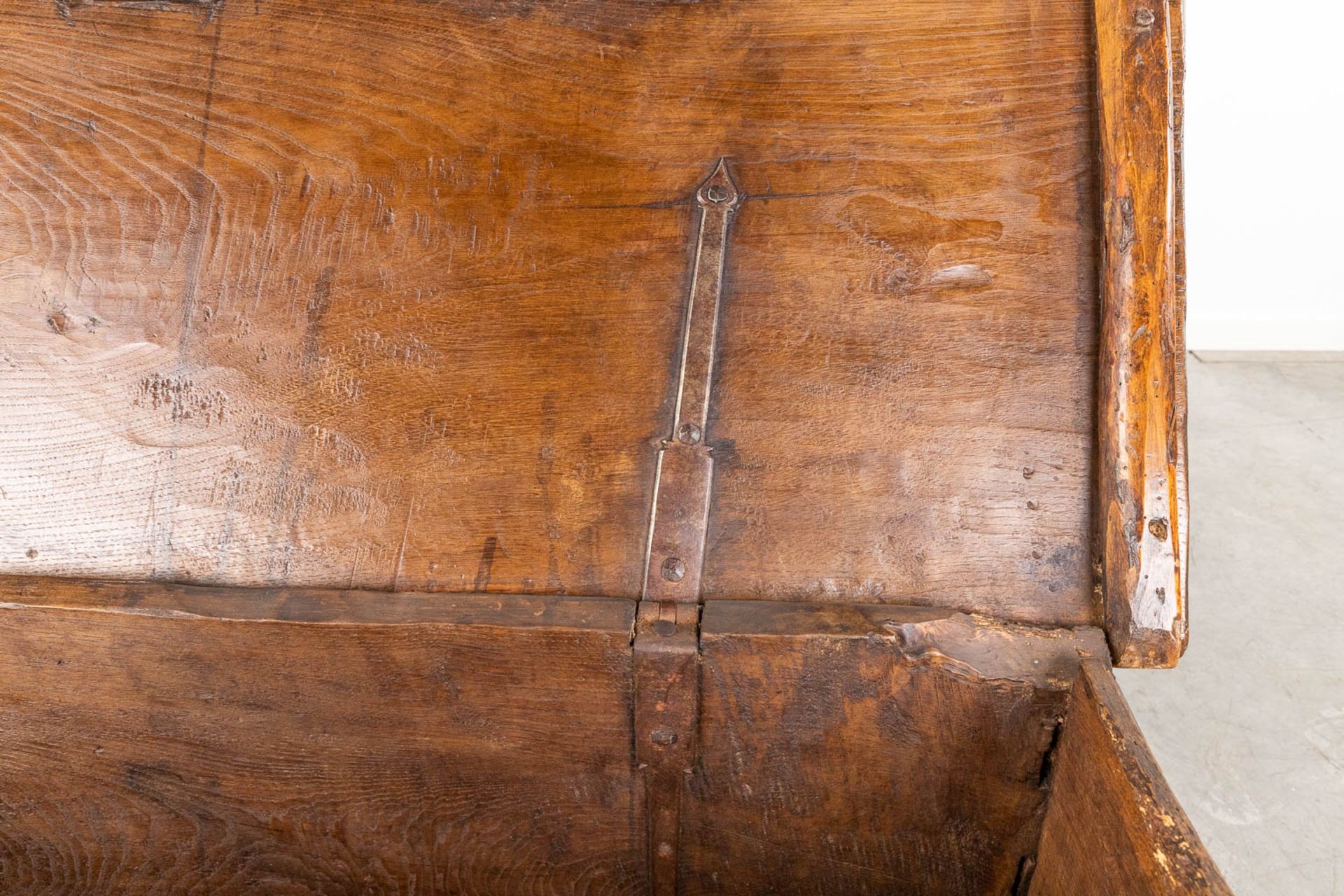 An antique chest, made of sculptured wood panels. (L:48 x W:136 x H:55 cm) - Bild 13 aus 18