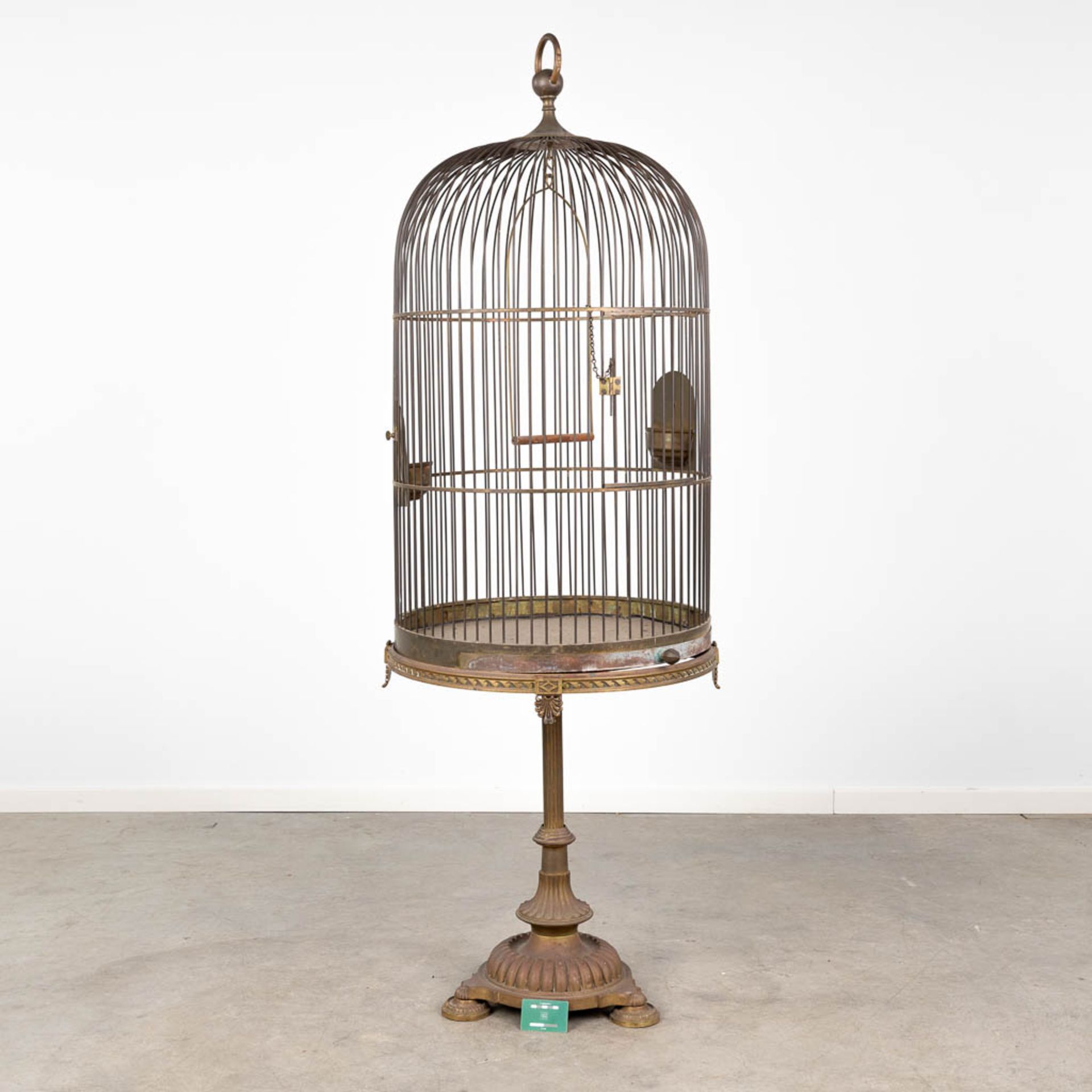 An antique birdcage on a copper stand. Circa 1920. (H:180 x D:58 cm) - Bild 2 aus 13