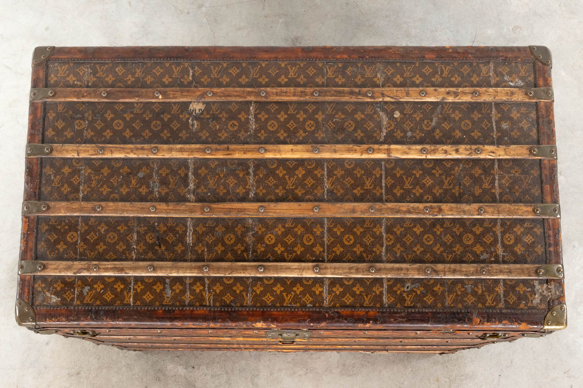 Louis Vuitton, a large and antique suitcase. (L:63 x W:113 x H:72 cm) - Bild 9 aus 25