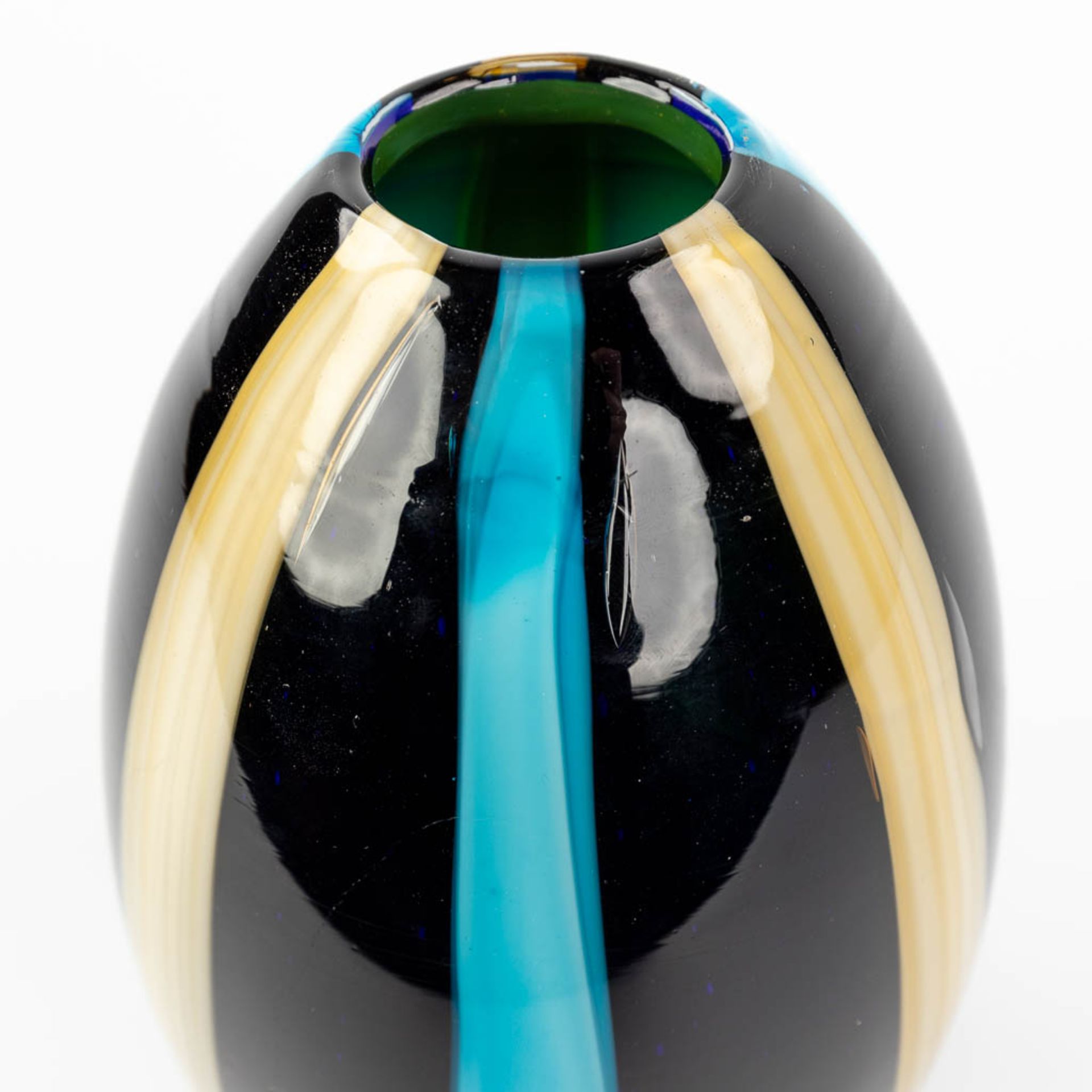 A vase made of black, yellow and blue glass. Probably made in Murano, Italy. (H:23 x D:14 cm) - Bild 7 aus 9