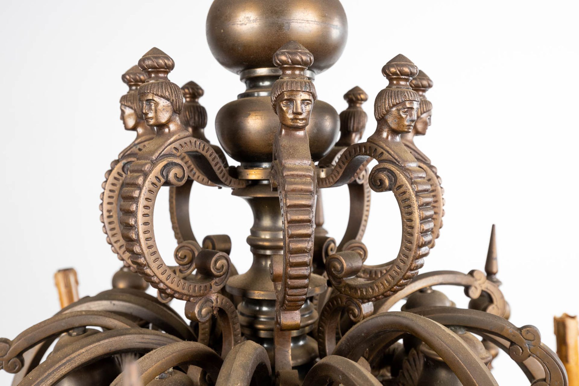 A large Flemish chandelier made of bronze, decorated with a figurine riding a mythological creature. - Bild 6 aus 11