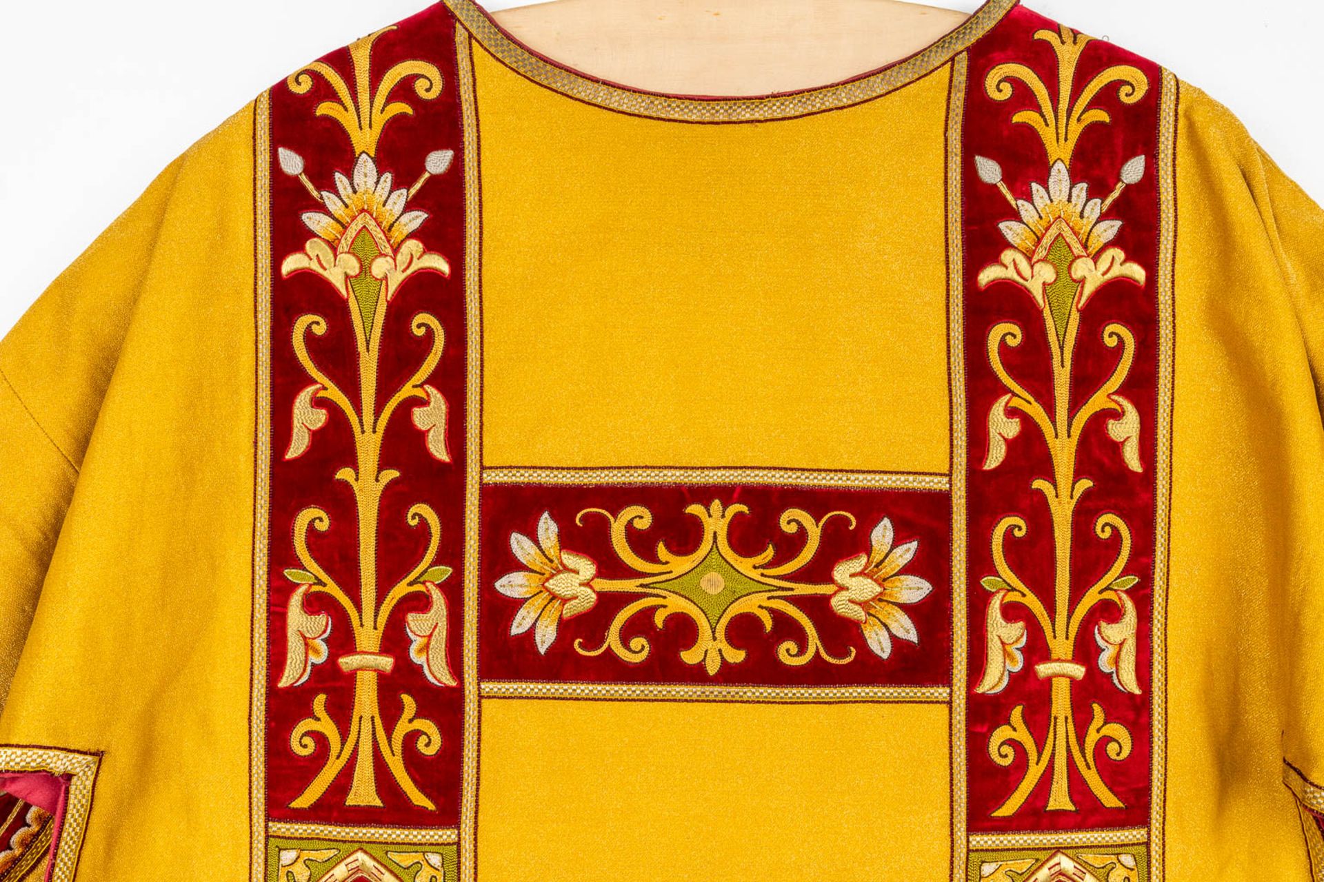 An antique Dalmatic and two Roman Chasubles, embroidered with thick gold thread. (H:108 cm) - Bild 9 aus 29