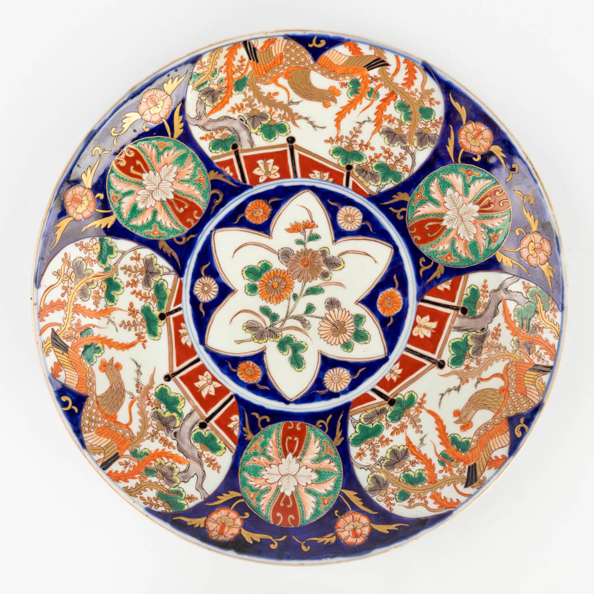 A collection of 9 plates of Chinese and Japanese origin with Imari decor. (D:45 cm) - Bild 10 aus 23