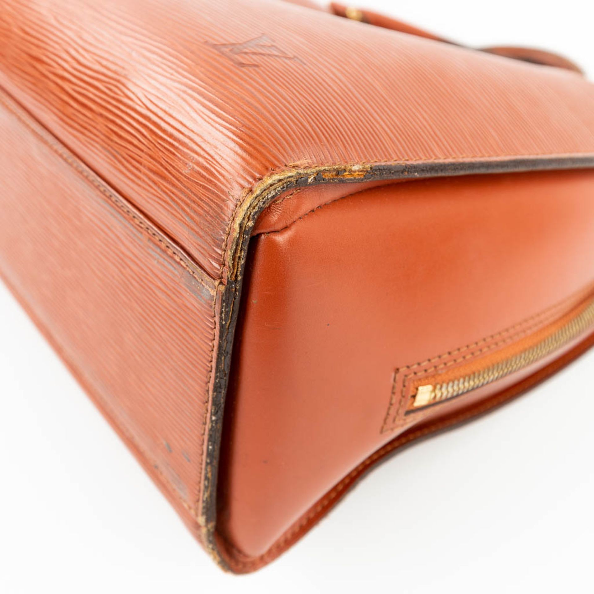 Louis Vuitton, a briefcase made of leather. (W:42 x H:32 cm) - Bild 11 aus 20
