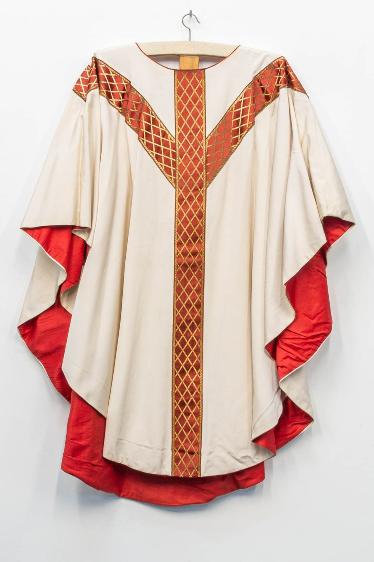 A collection of 4 vintage chasubles, 20th C. - Image 8 of 12