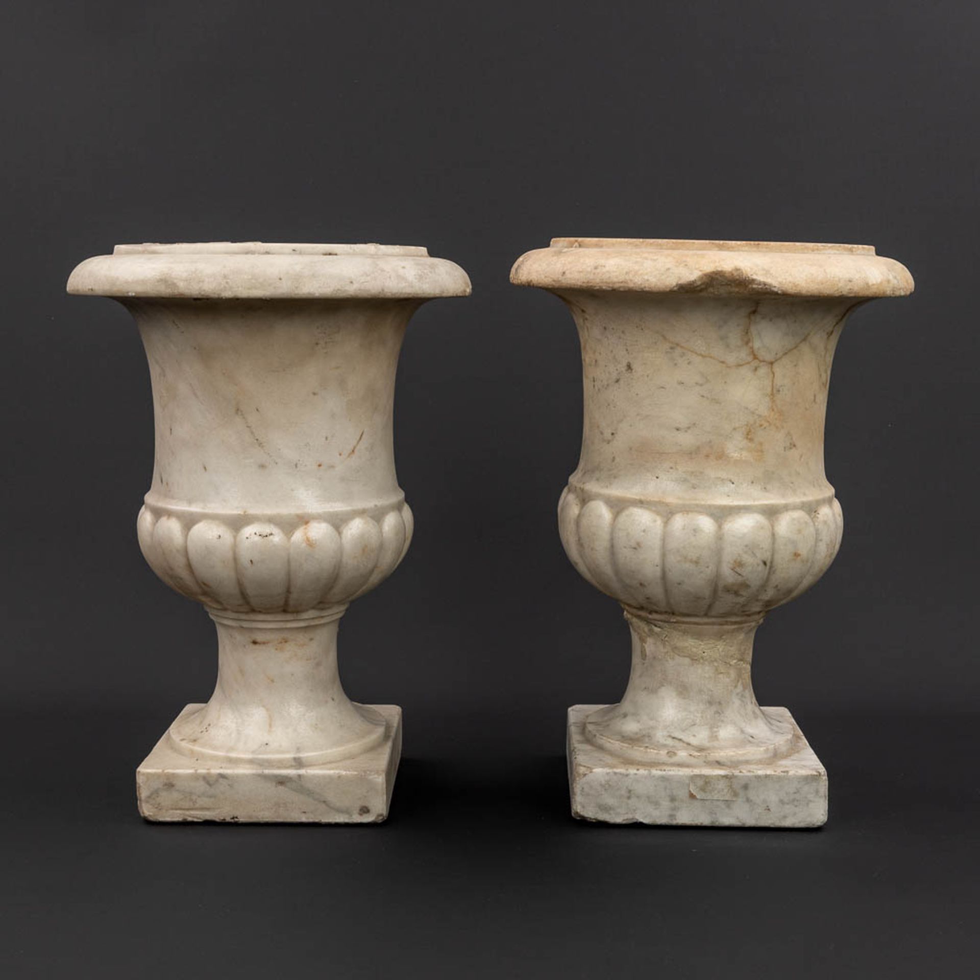 A pair of marble urns 'Medici Vases' made of sculptured marble, 18th C. (H:36 x D:26 cm) - Image 3 of 11