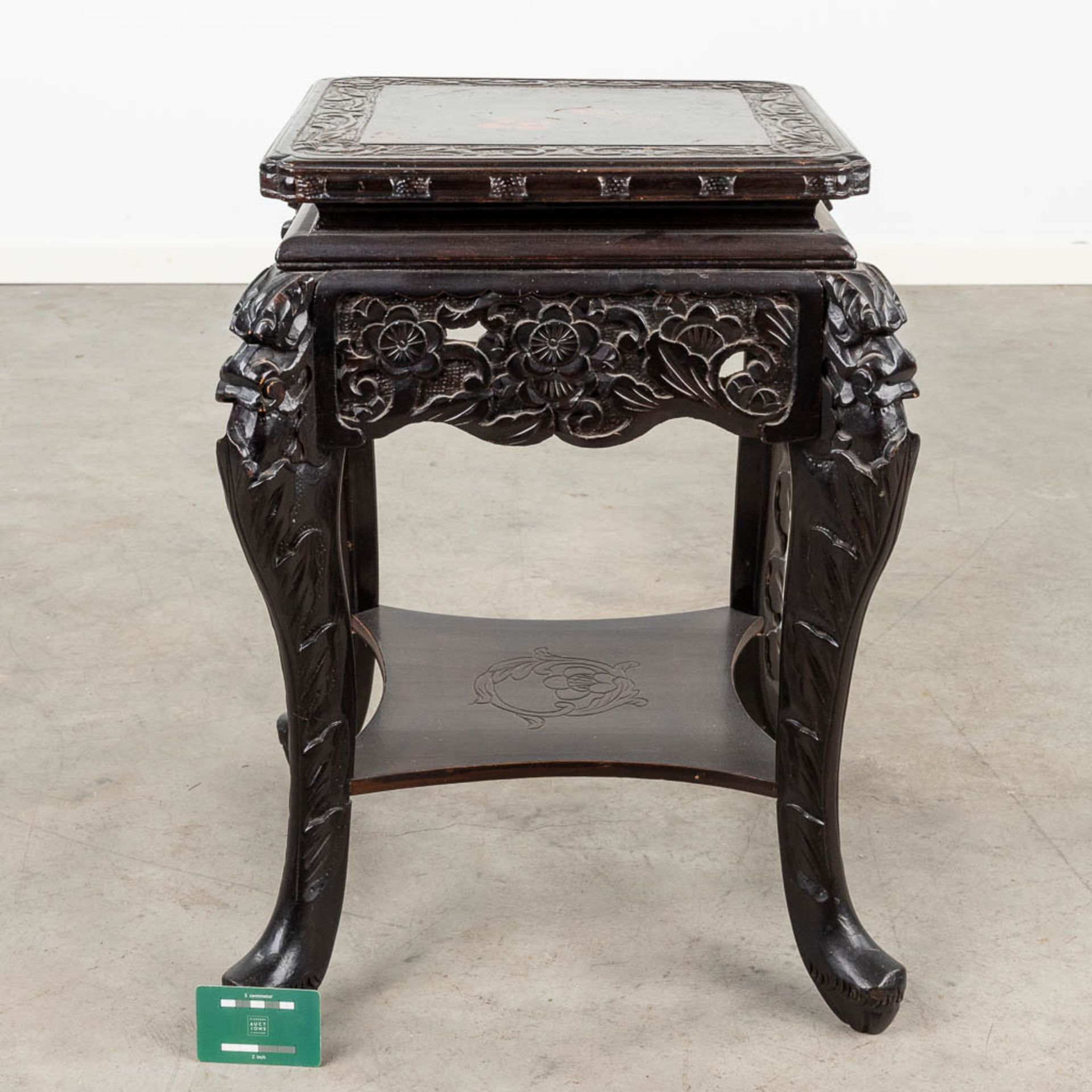 An Oriental stand, hardwood decorated with a floral decor. (L:44 x W:44 x H:61 cm) - Bild 2 aus 12