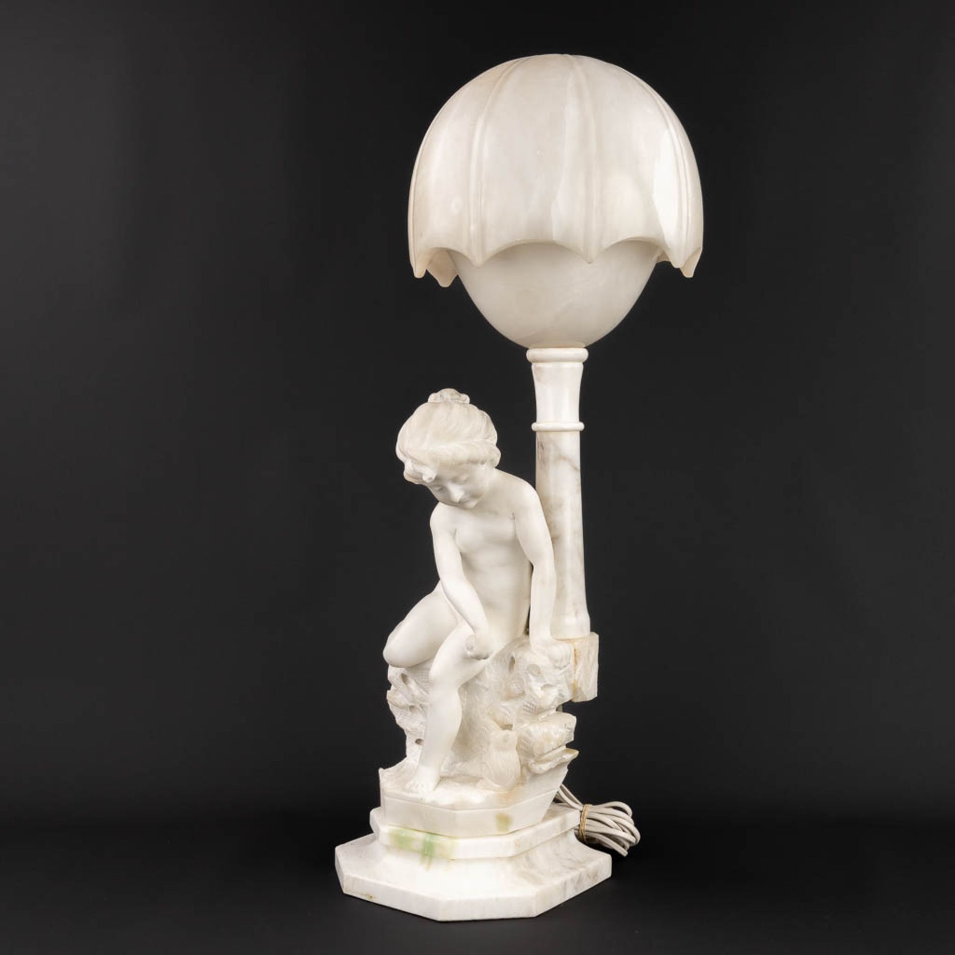A vintage table lamp, made of sculptured alabaster. Made in Italy, 20th century. (H:71 cm) - Image 3 of 11