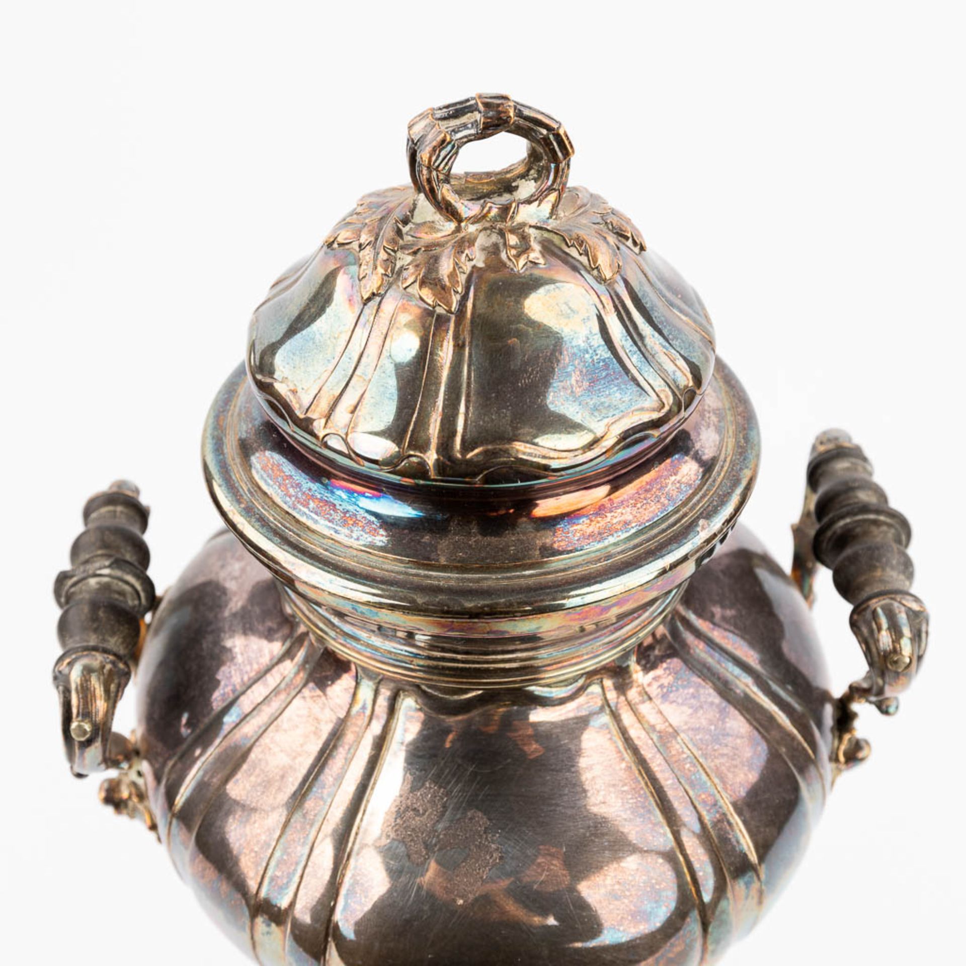 A samovar made of silver-plated metal in Louis XV style. (L:20,5 x W:17 x H:41,5 cm) - Bild 12 aus 15