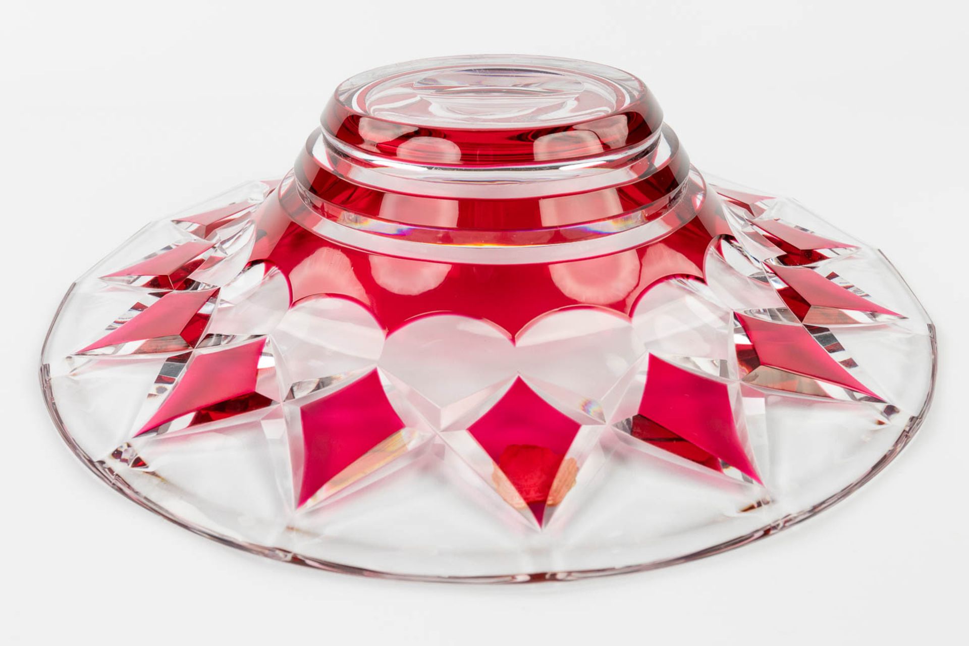 Val Saint-Lambert, a large bowl made of cut and red coloured crystal. (H:10 x D:39 cm) - Bild 8 aus 10