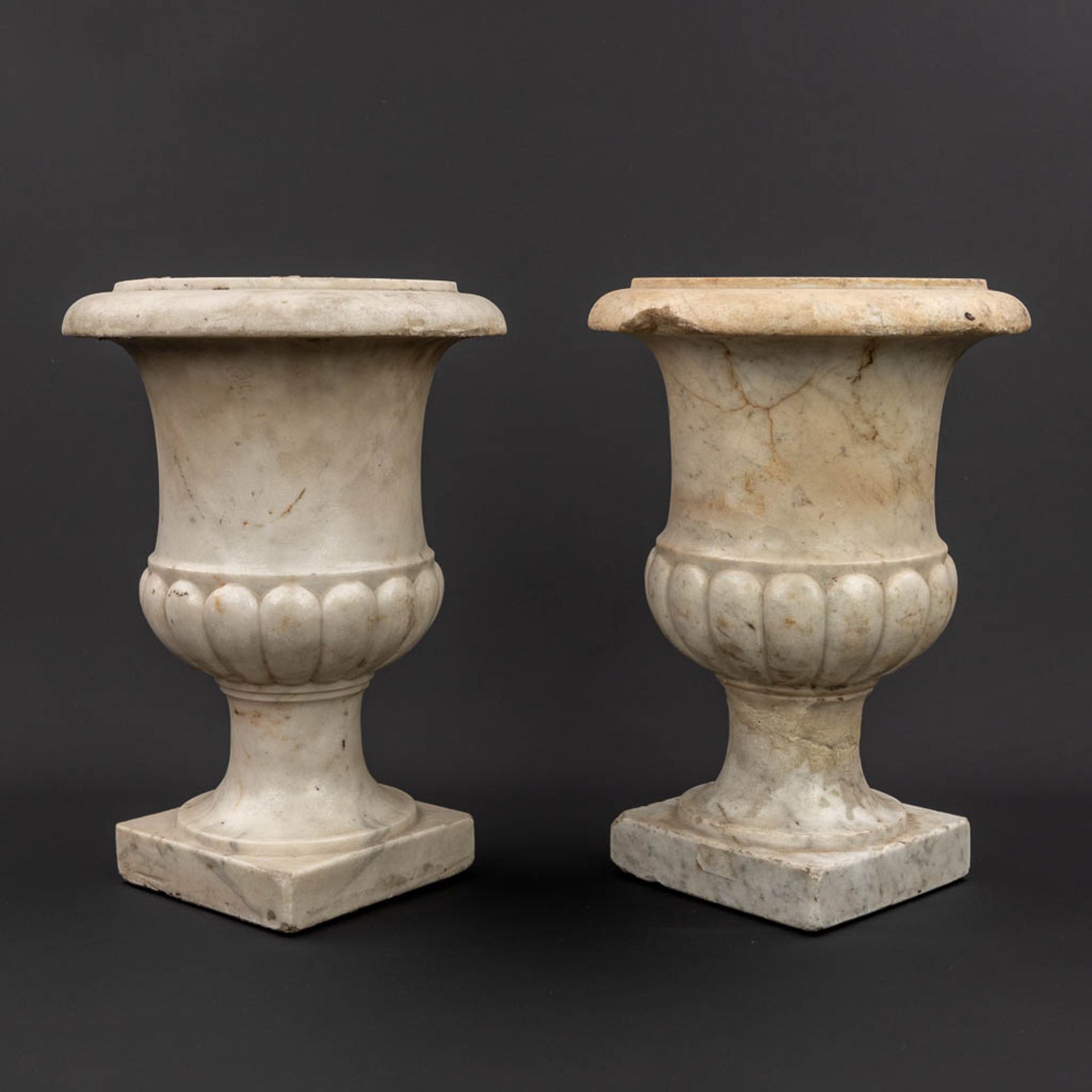 A pair of marble urns 'Medici Vases' made of sculptured marble, 18th C. (H:36 x D:26 cm) - Image 2 of 11