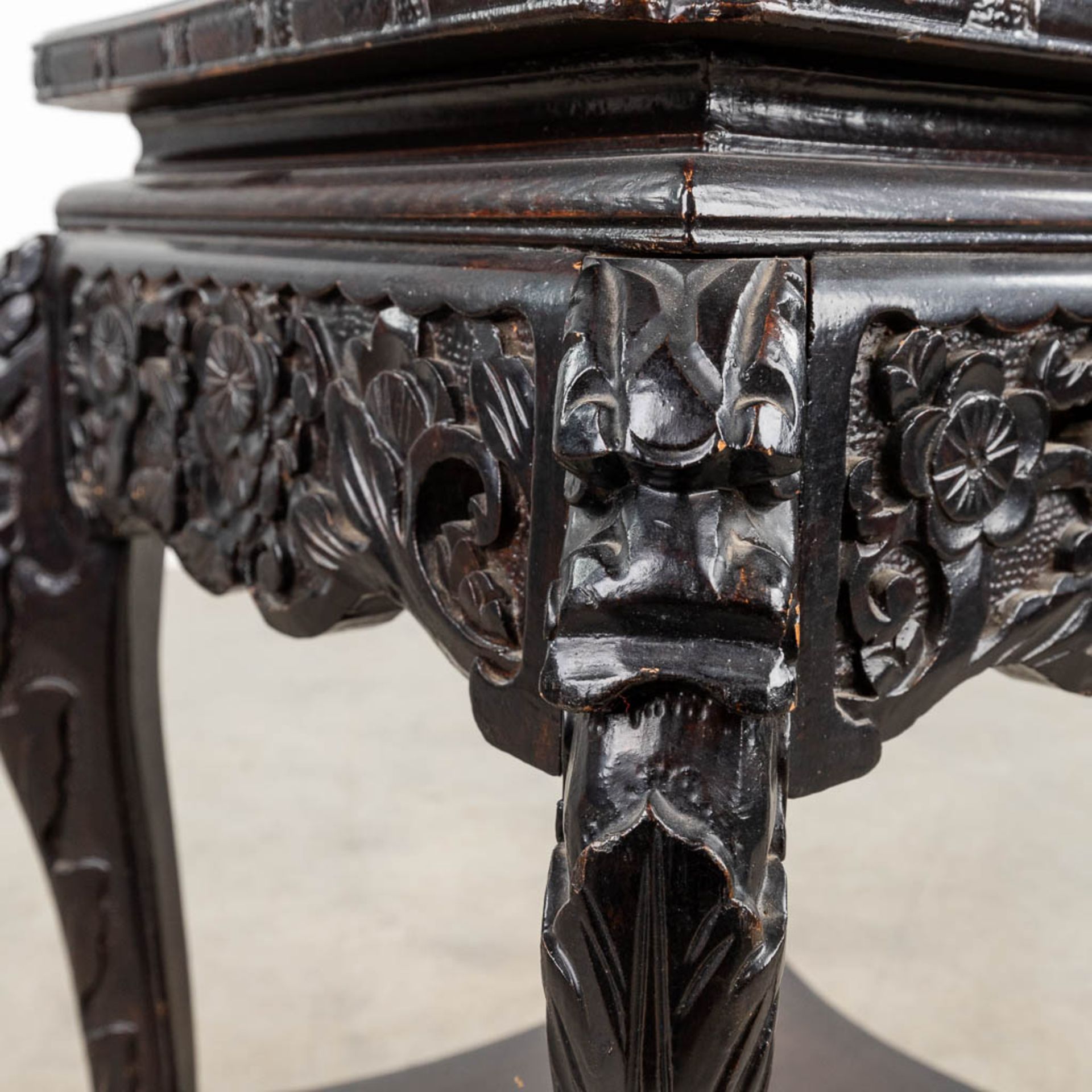 An Oriental stand, hardwood decorated with a floral decor. (L:44 x W:44 x H:61 cm) - Bild 8 aus 12