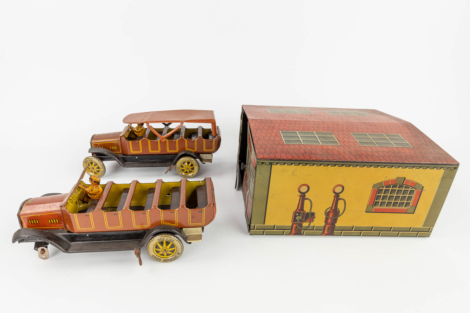 Tootsietoys, and others, A collection of vintage cars and a garage, made of metal. (L:25,5 x W:28 x - Image 8 of 18