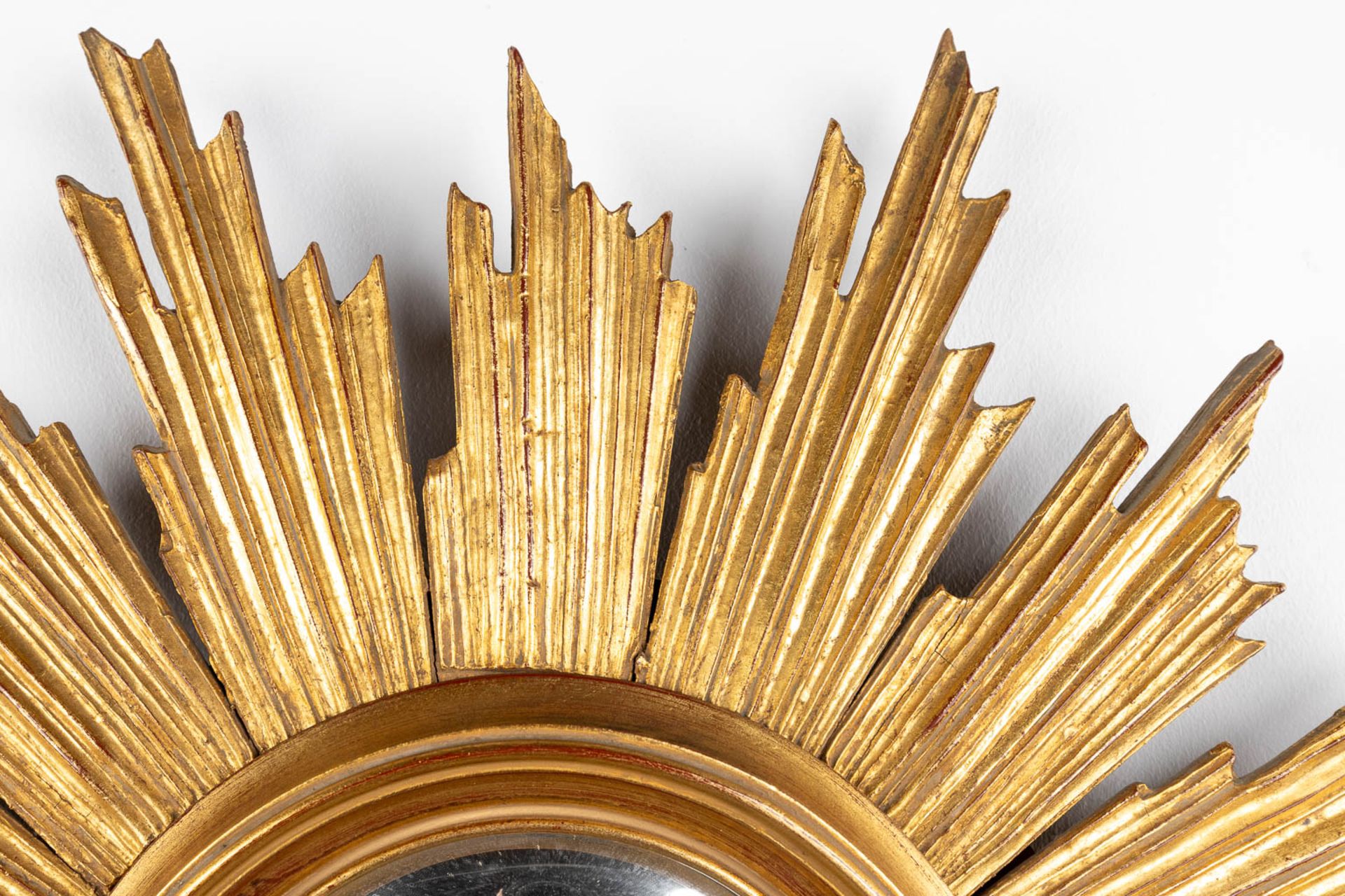 Deknudt, a gold plated sunburst mirror made of sculptured wood. (D:68 cm) - Image 6 of 7