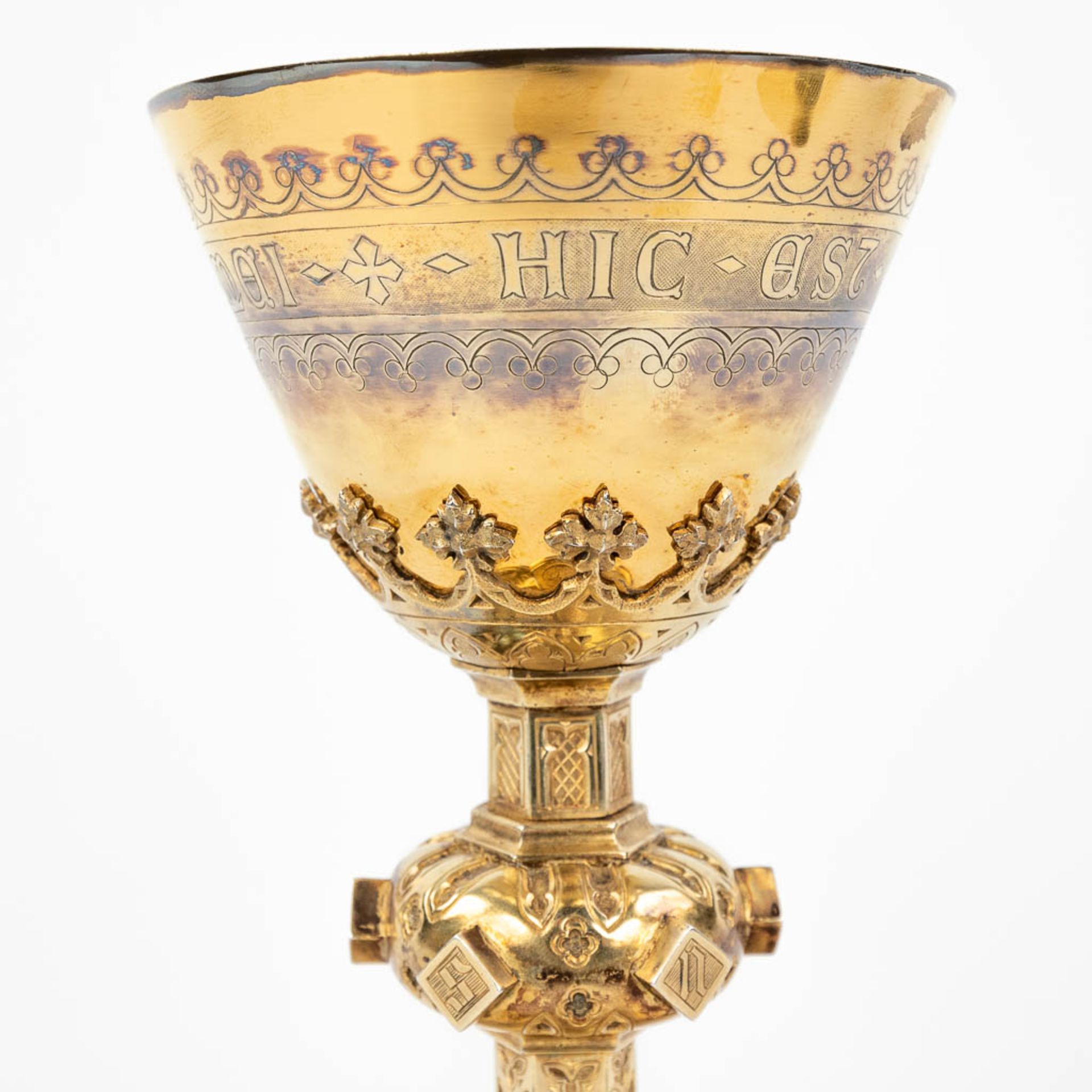A gothic revival chalice with paten, spoon and sacramental bread box in the original box. (H:22,5 x - Image 18 of 25