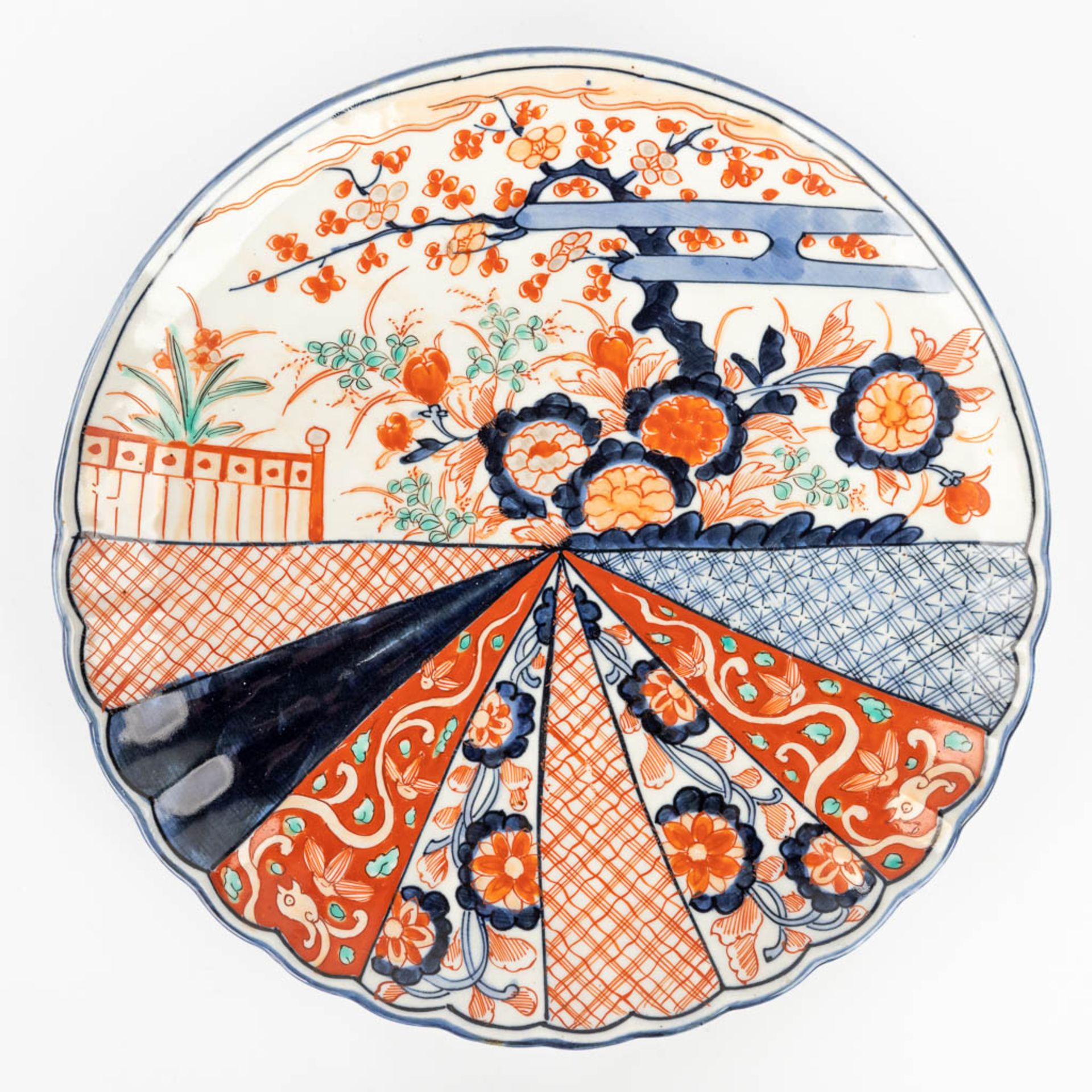 A collection of 9 plates of Chinese and Japanese origin with Imari decor. (D:45 cm) - Bild 18 aus 23