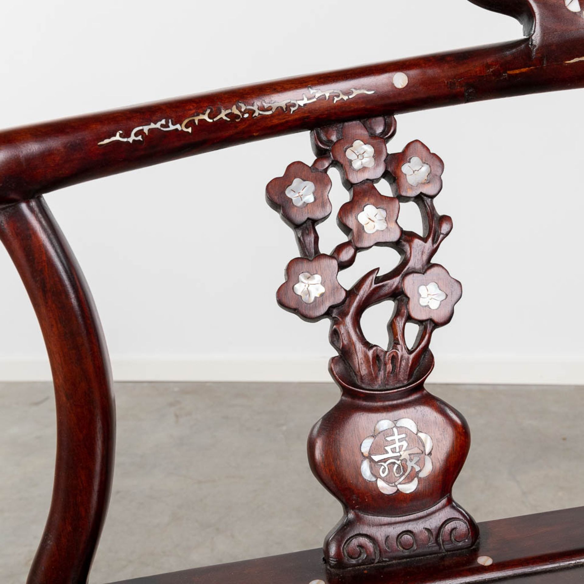 A set of Oriental cigogne side tables and a chair, decorated with mother of pearl. (L:55 x W:55 x H: - Bild 10 aus 18