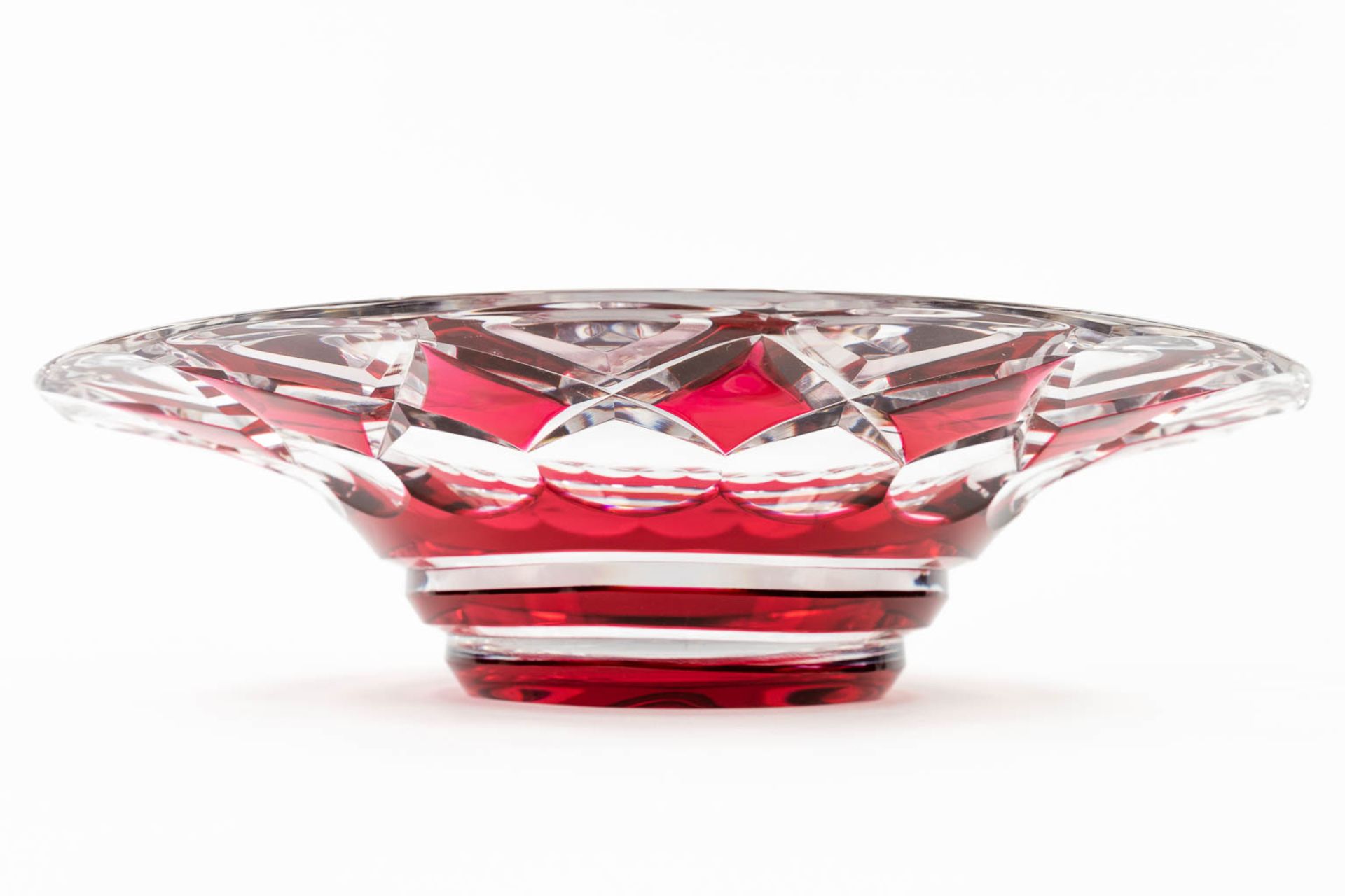 Val Saint-Lambert, a large bowl made of cut and red coloured crystal. (H:10 x D:39 cm) - Bild 3 aus 10