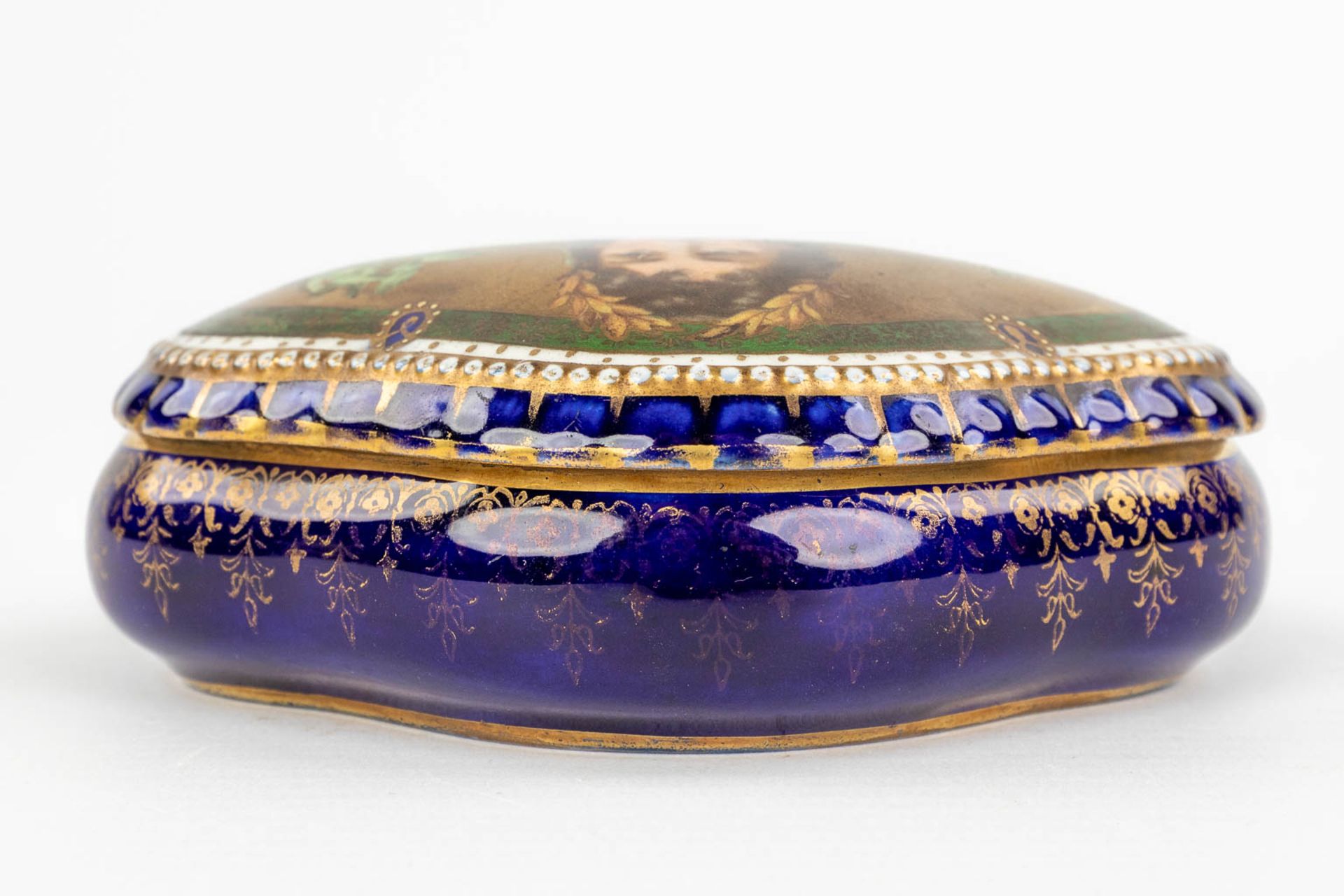 Sitzendorf & 'Royal Vienna' a set of 2 porcelain items. (L:12 x W:20 x H:23 cm) - Image 15 of 22