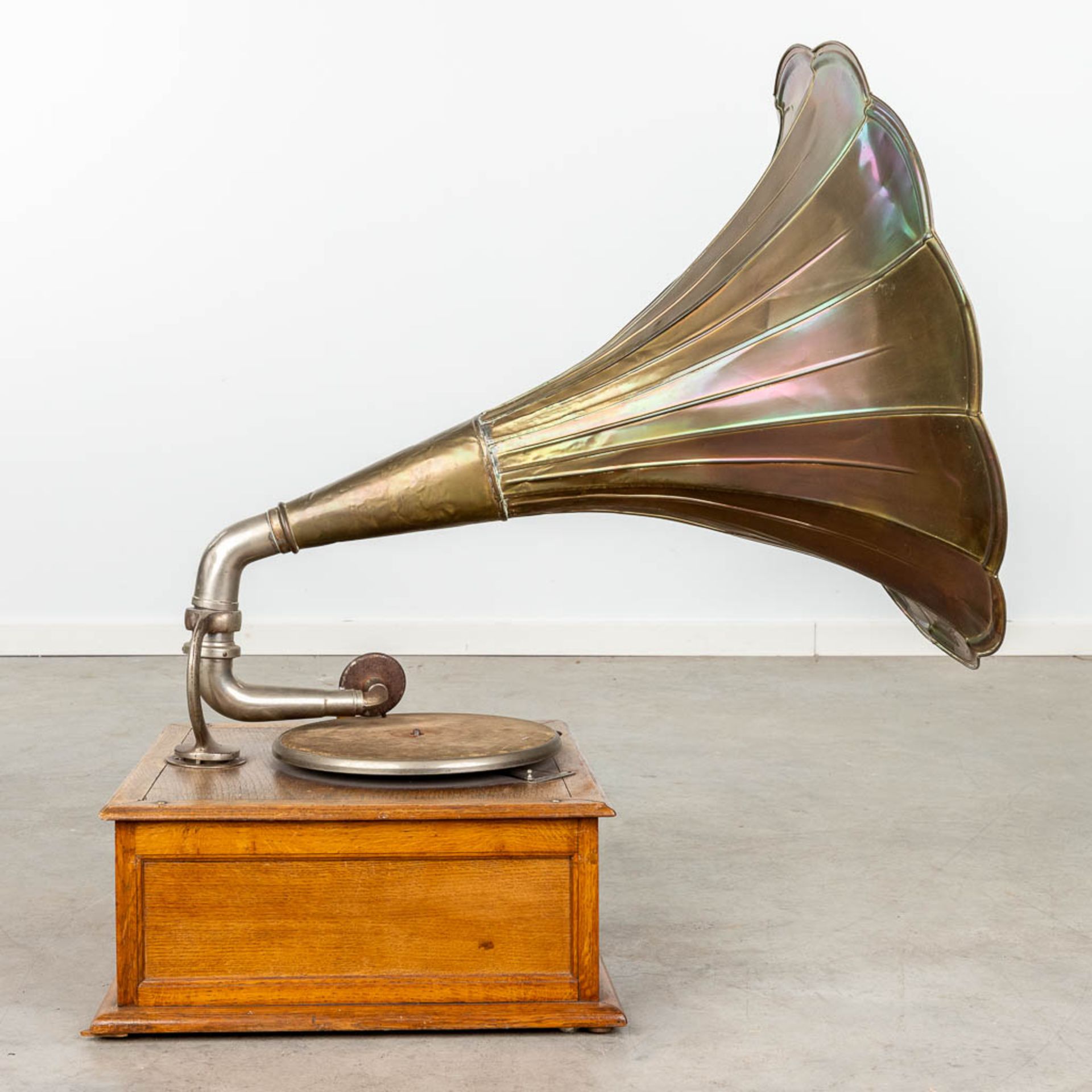 PathŽ, an antique gramophone with a copper horn. (L:45 x W:45 x H:90 cm) - Bild 5 aus 16