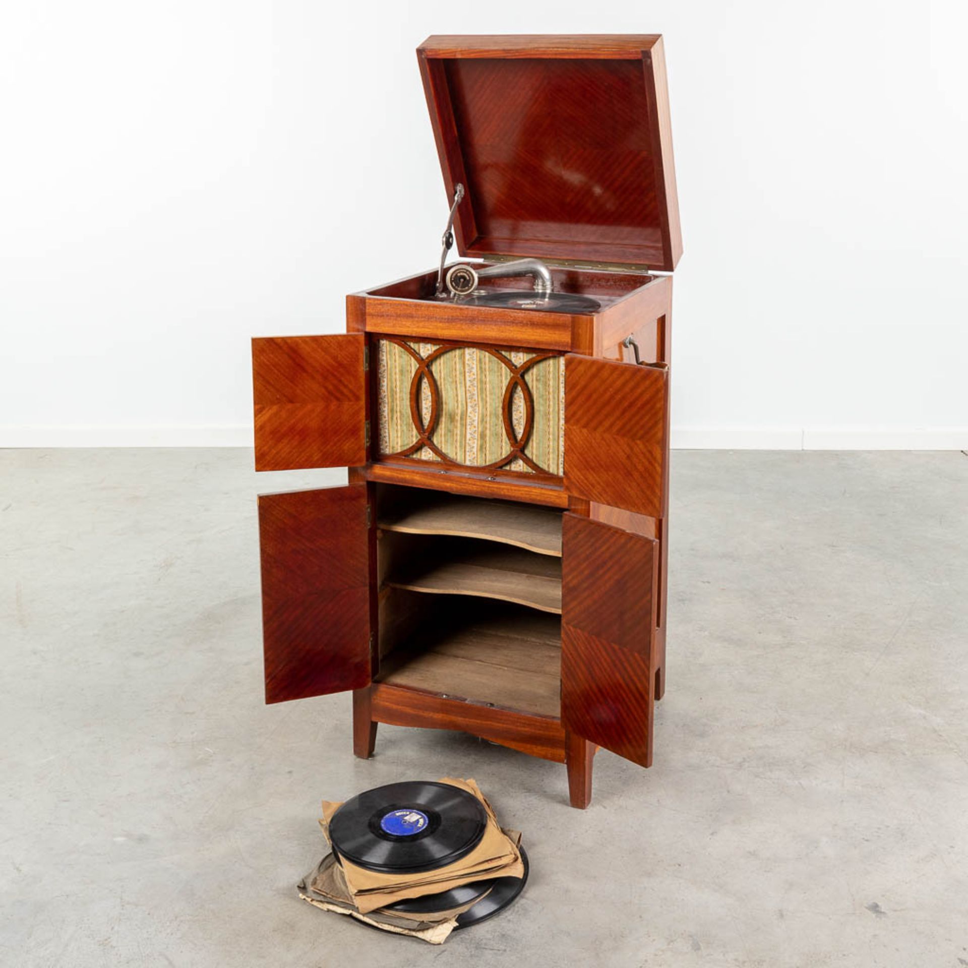 An antique Maestrophone 'His Master's Voice' mounted in a cabinet, with additional bakelite records. - Bild 4 aus 17