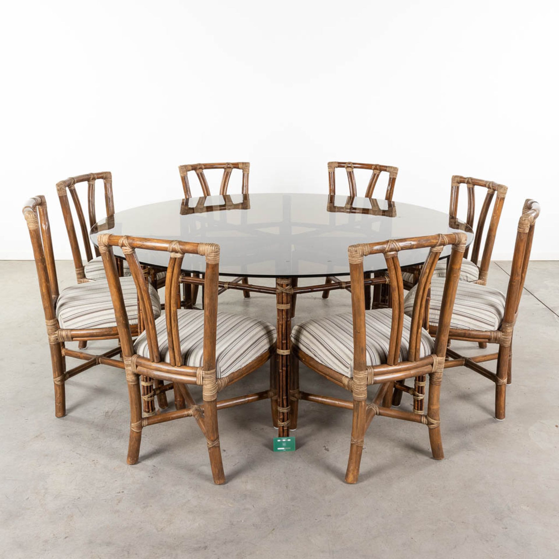 McGuire Furniture company, a large round dining room table with 8 chairs. (H:73 x D:180 cm) - Bild 2 aus 18