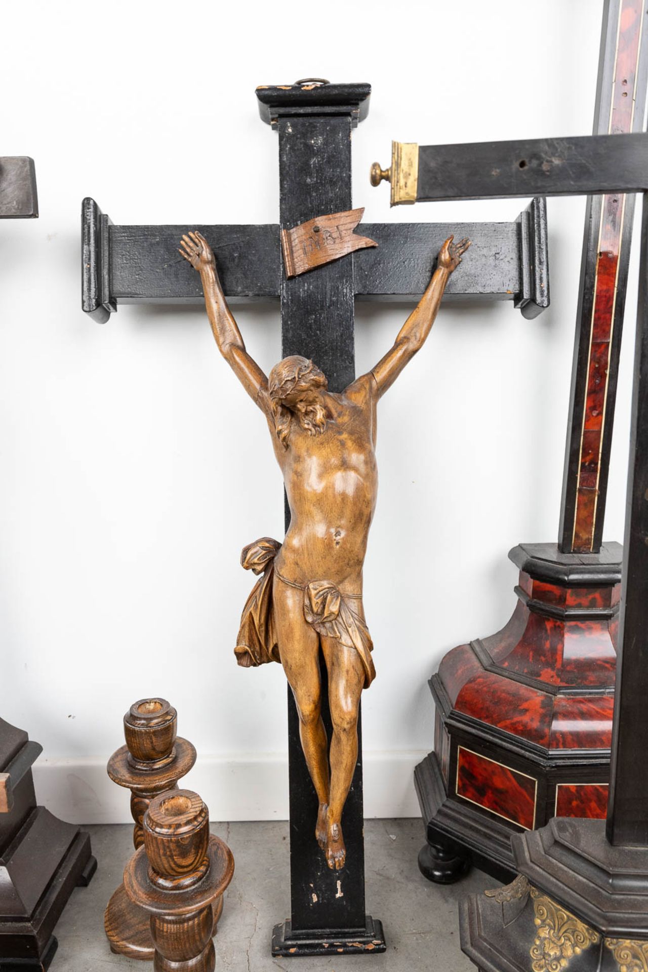 A large collection of crucifixes and religious items. (W:31 x H:90 cm) - Image 10 of 11