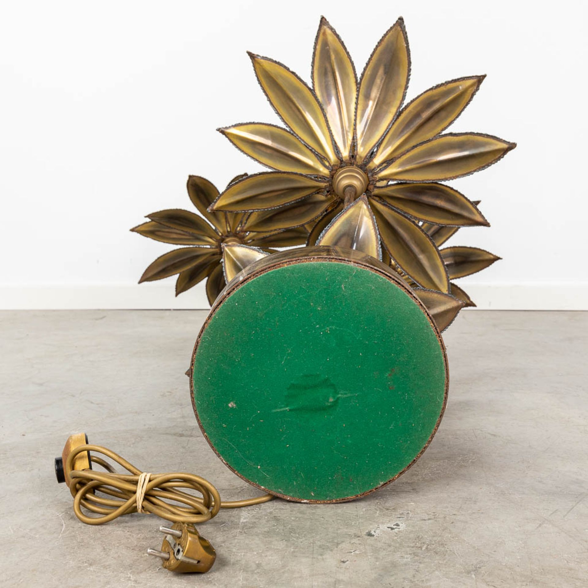 Maison Janssen, a table lamp made of metal flowers. (L:57 x W:68 x H:112 cm) - Image 15 of 15