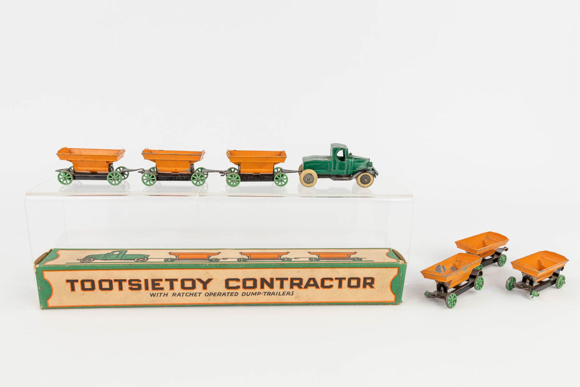 Tootsietoys, and others, A collection of vintage cars and a garage, made of metal. (L:25,5 x W:28 x - Bild 13 aus 18