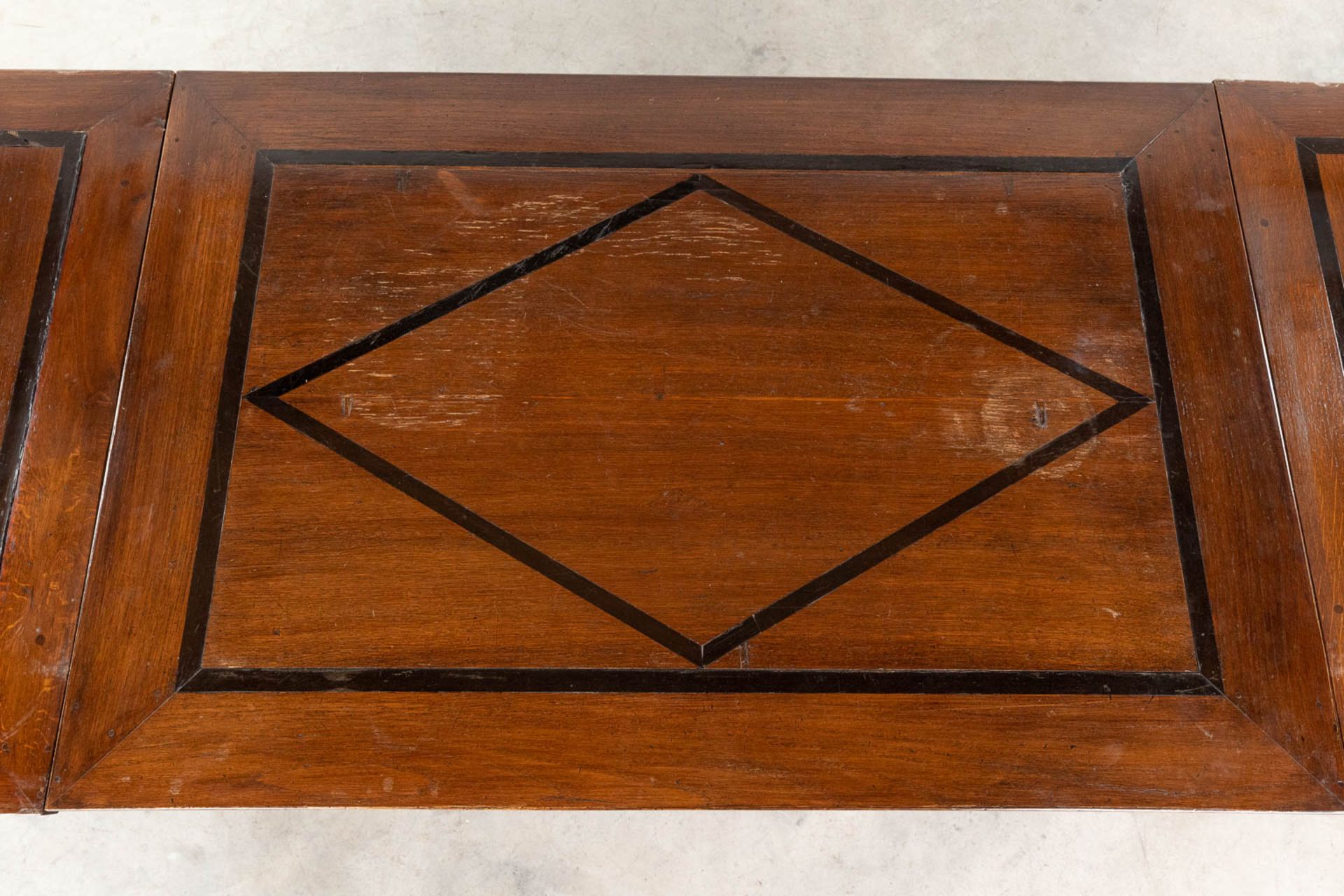 An antique 'Payment Table', made of oak and inlaid with ebony. 17th century. (L:76 x W:113 x H:76 c - Bild 11 aus 19