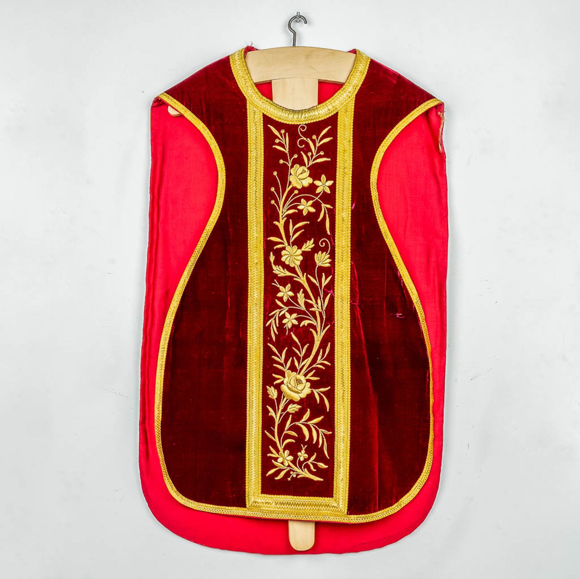 An antique Dalmatic and two Roman Chasubles, embroidered with thick gold thread. (H:108 cm) - Bild 13 aus 29