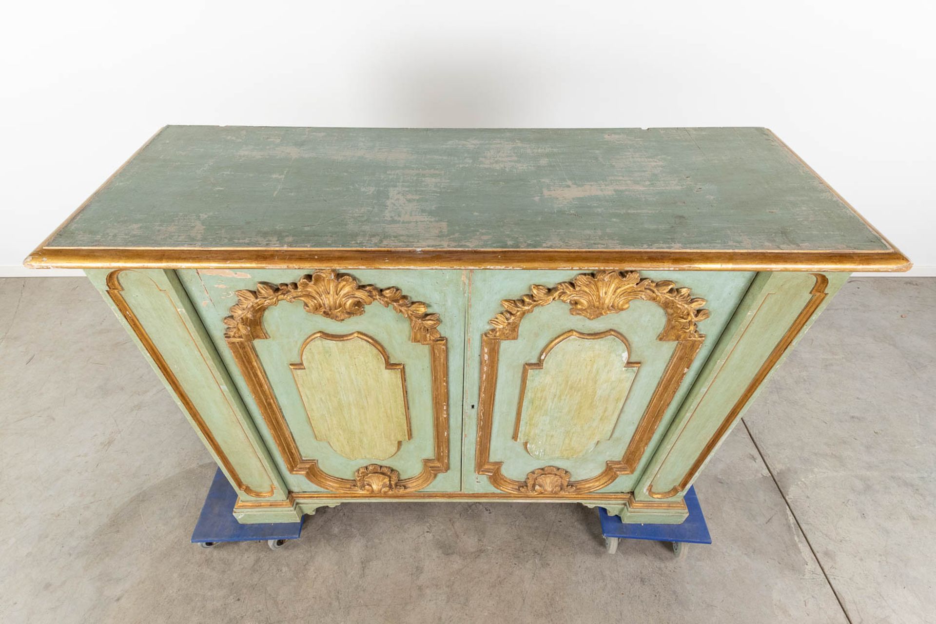 A pair of decorative Italian pieces of furniture, gold plated and green patinated. 20th C. (L:53 x W - Bild 20 aus 21