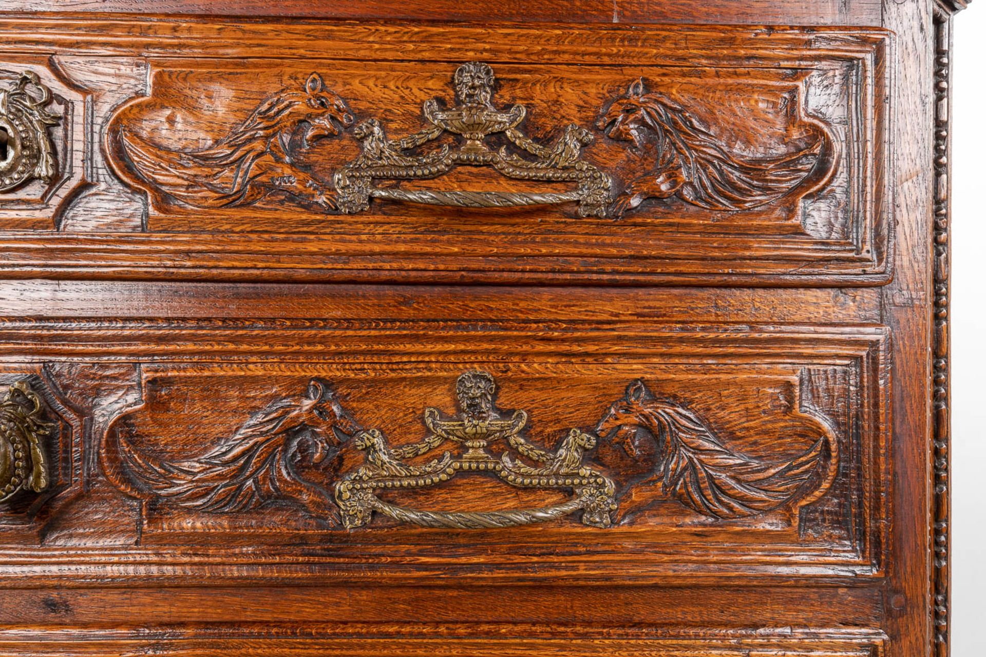 An antique commode with 4 drawers, decorated with mythological figurines and mounted with bronze. Lo - Bild 11 aus 13