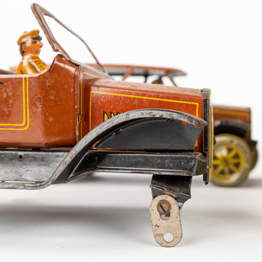 Tootsietoys, and others, A collection of vintage cars and a garage, made of metal. (L:25,5 x W:28 x - Image 6 of 18