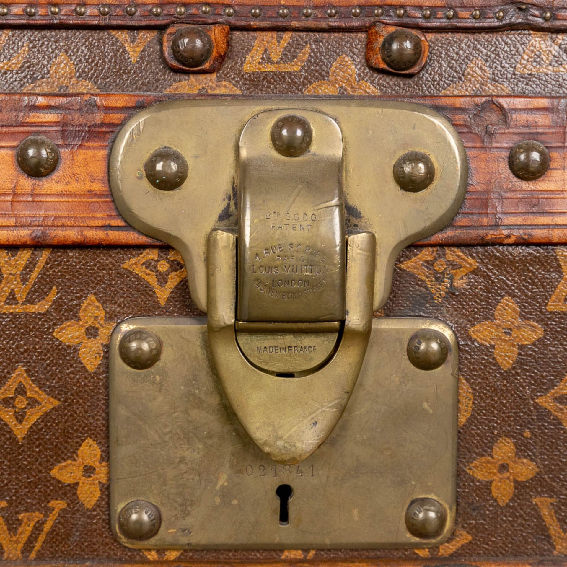 Louis Vuitton, a large and antique suitcase. (L:63 x W:113 x H:72 cm) - Bild 12 aus 25