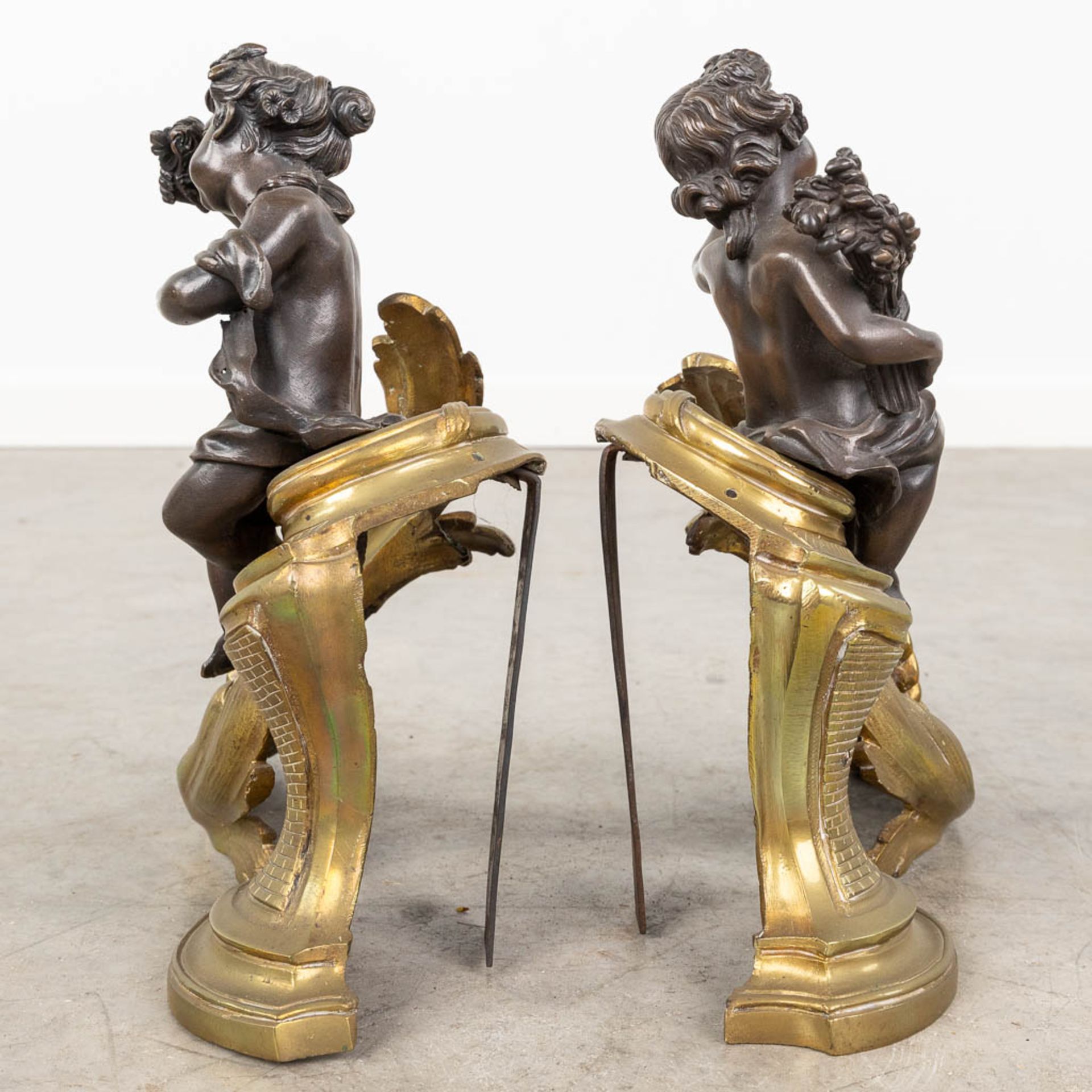 A pair of fireplace bucks decorated with putti in Louis XV style. 19th C. (W:33 x H:30 cm) - Image 4 of 9