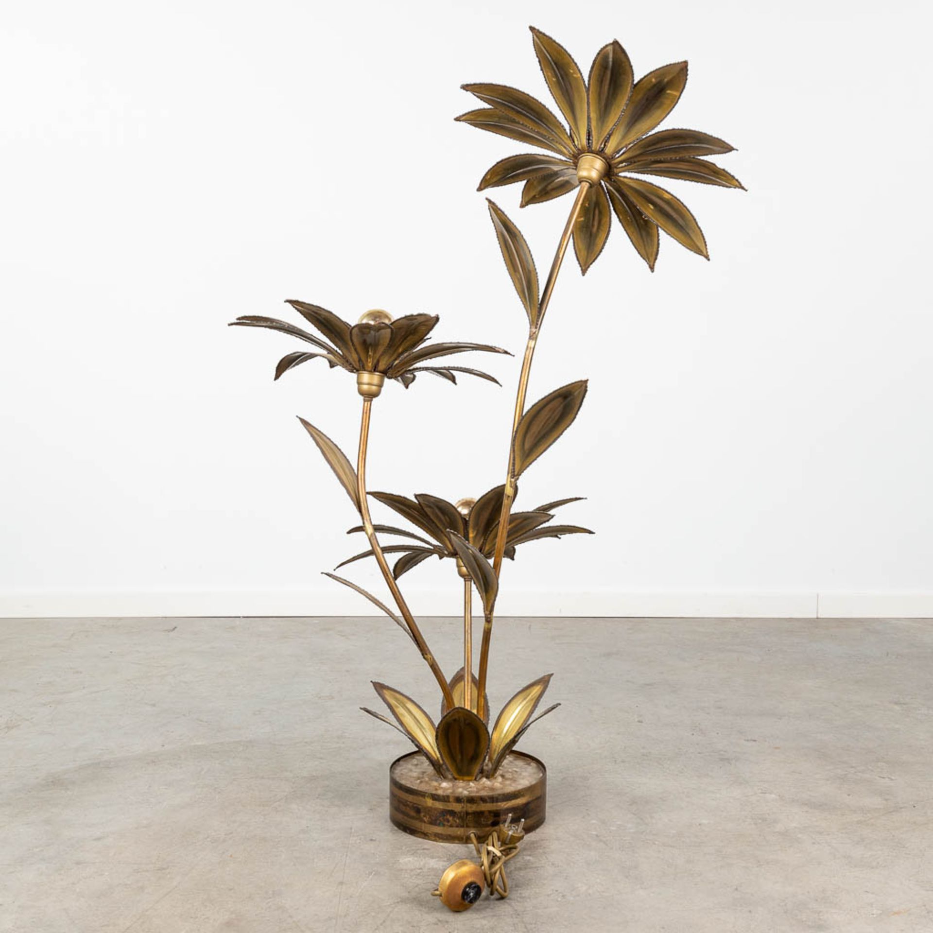 Maison Janssen, a table lamp made of metal flowers. (L:57 x W:68 x H:112 cm) - Image 8 of 15