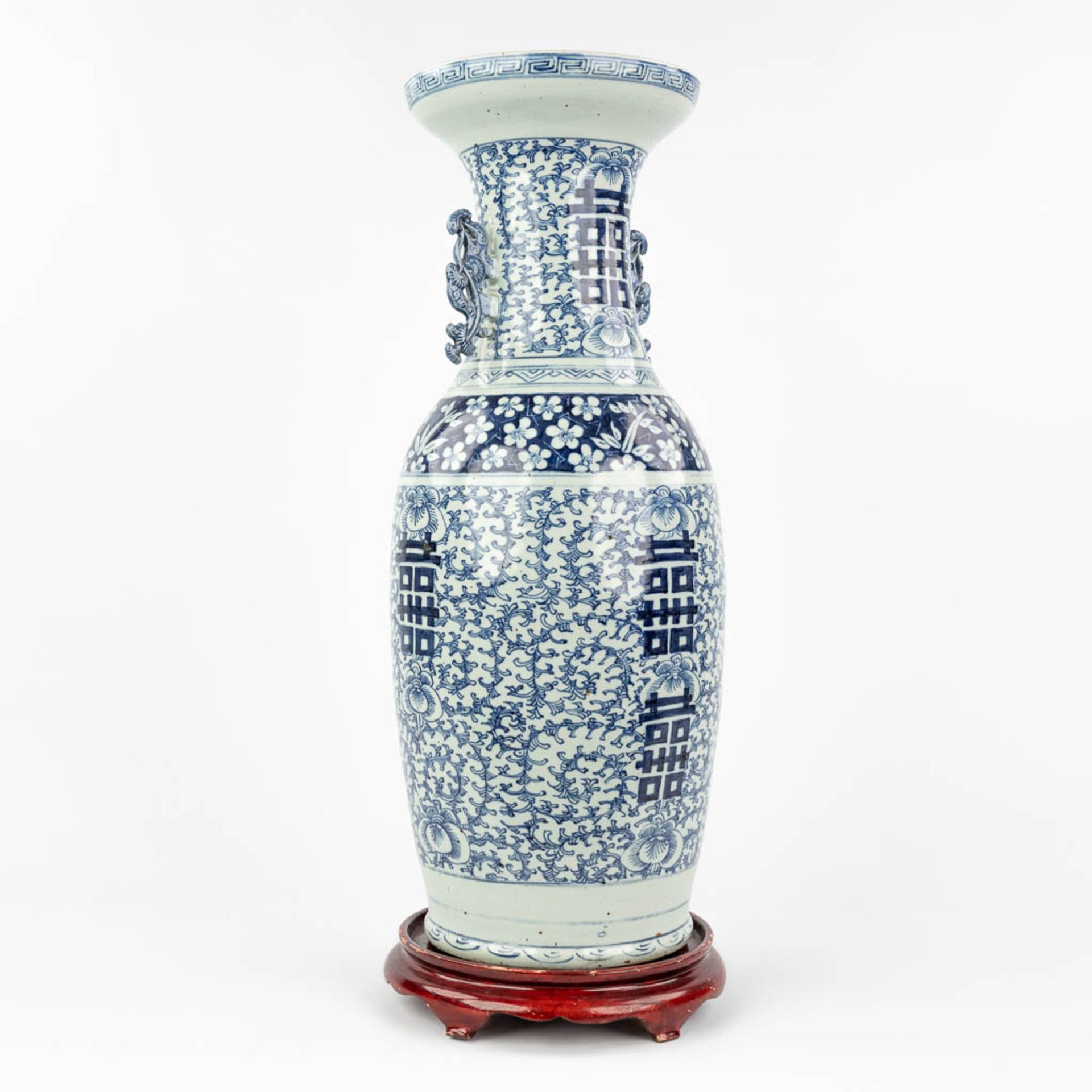 A Chinese vase with blue-white decor and a double Xi sign of happiness. 19th/20th C. (H:61 x D:23 c - Bild 5 aus 12