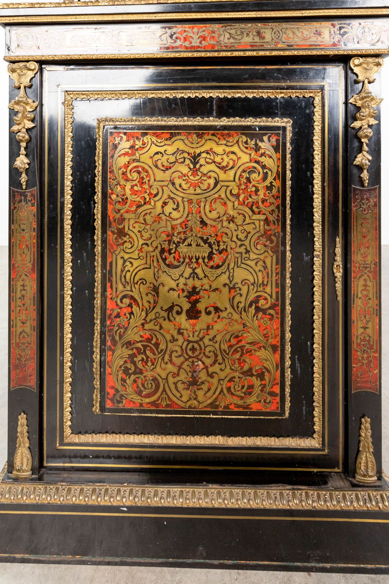 An antique display cabinet with boulle inlay, Napoleon 3 period (L:40 x W:70 x H:180 cm) - Image 14 of 16