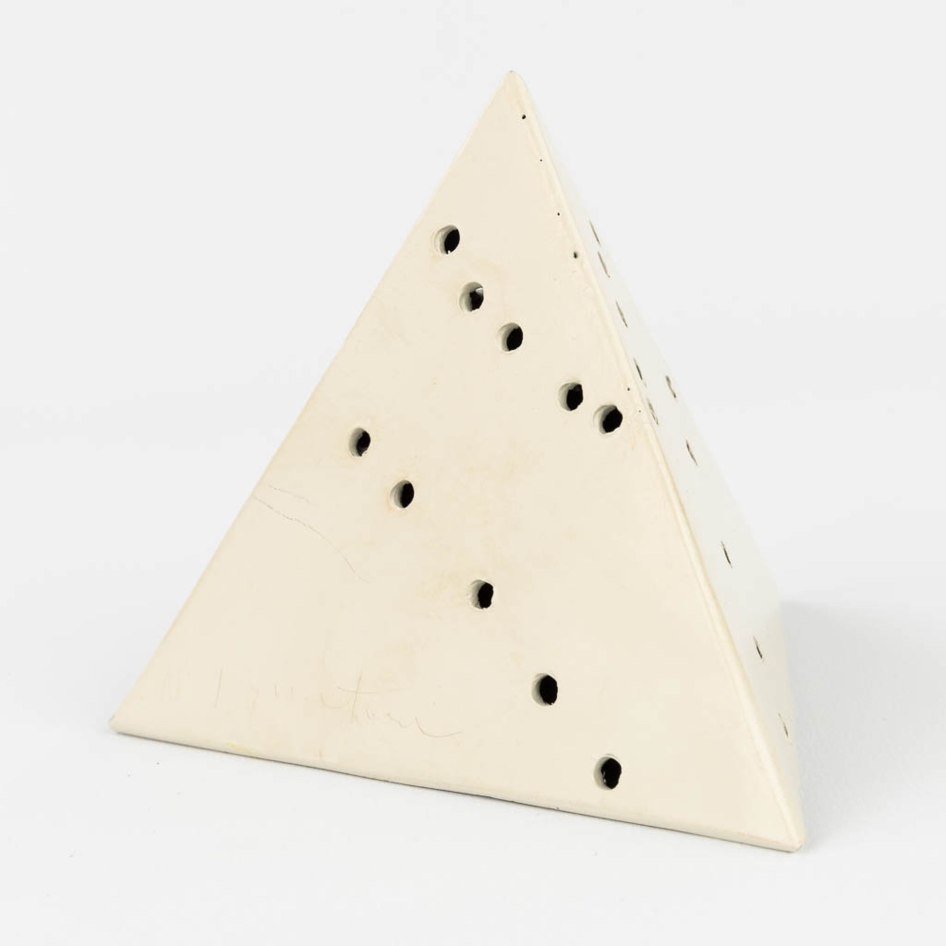 Lucio FONTANA (1899-1968) 'Pyramide' (c. 1967), gesigneerd 'AP L Fontana' (L:13,4 x W:13,3 x H:11,6 - Image 11 of 11