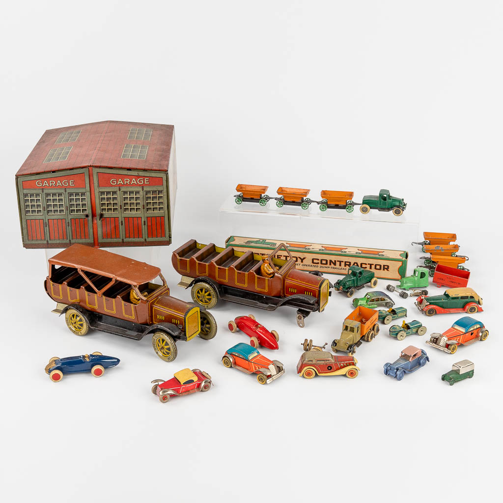 Tootsietoys, and others, A collection of vintage cars and a garage, made of metal. (L:25,5 x W:28 x