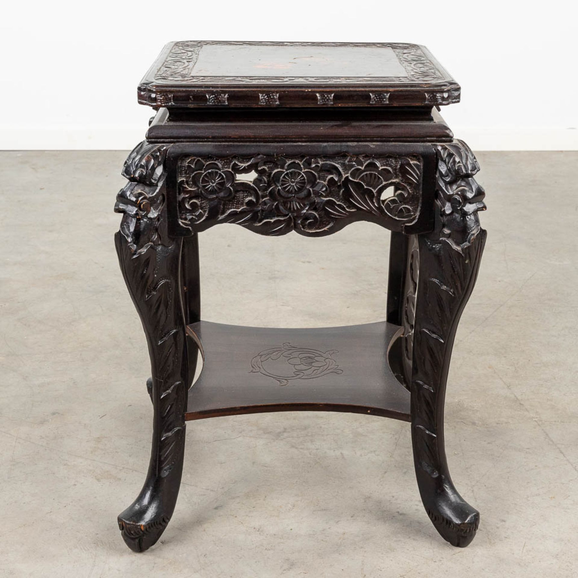 An Oriental stand, hardwood decorated with a floral decor. (L:44 x W:44 x H:61 cm) - Bild 3 aus 12